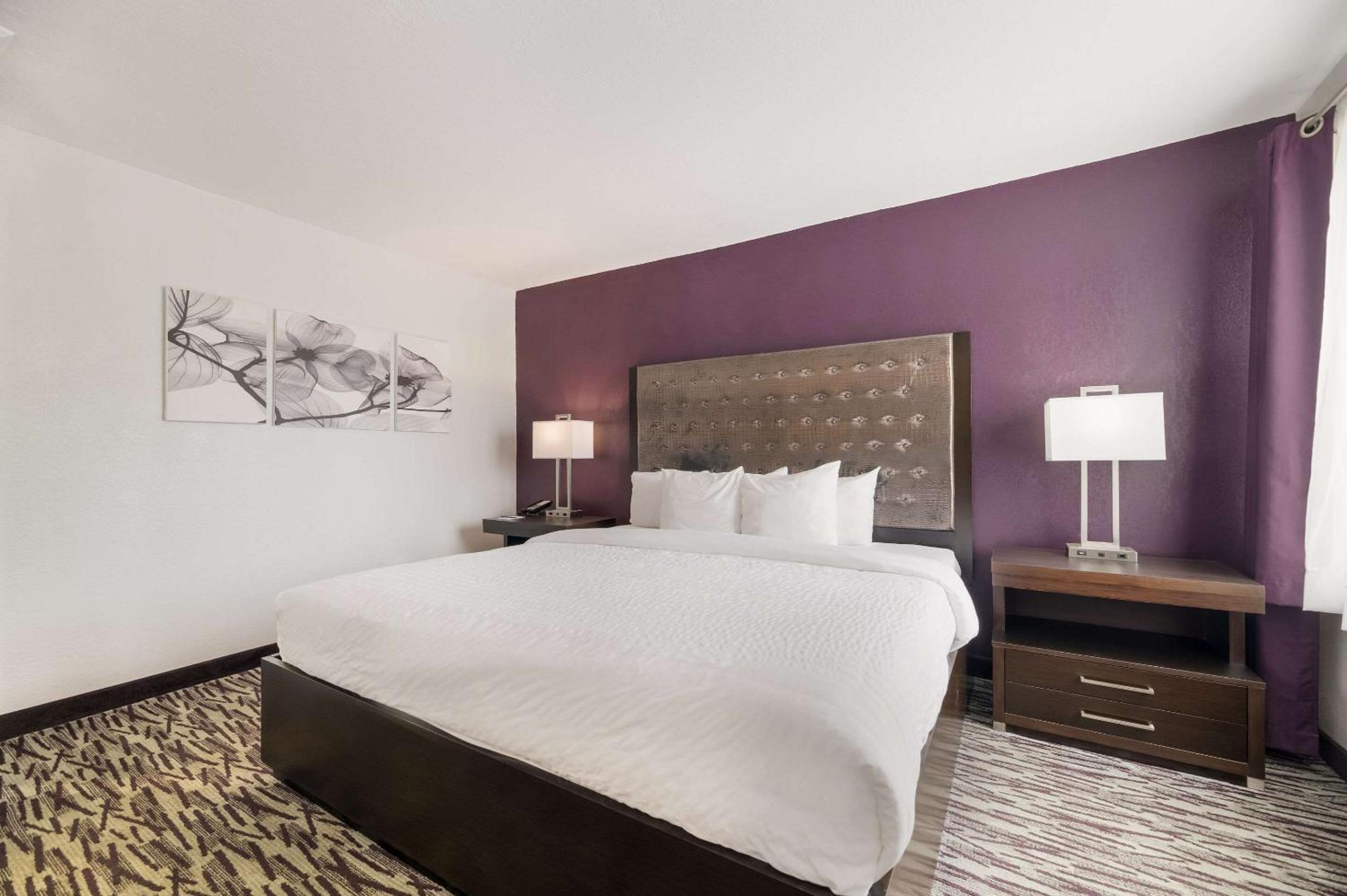 Queen Room - Non-Smoking (No Resort Fee)