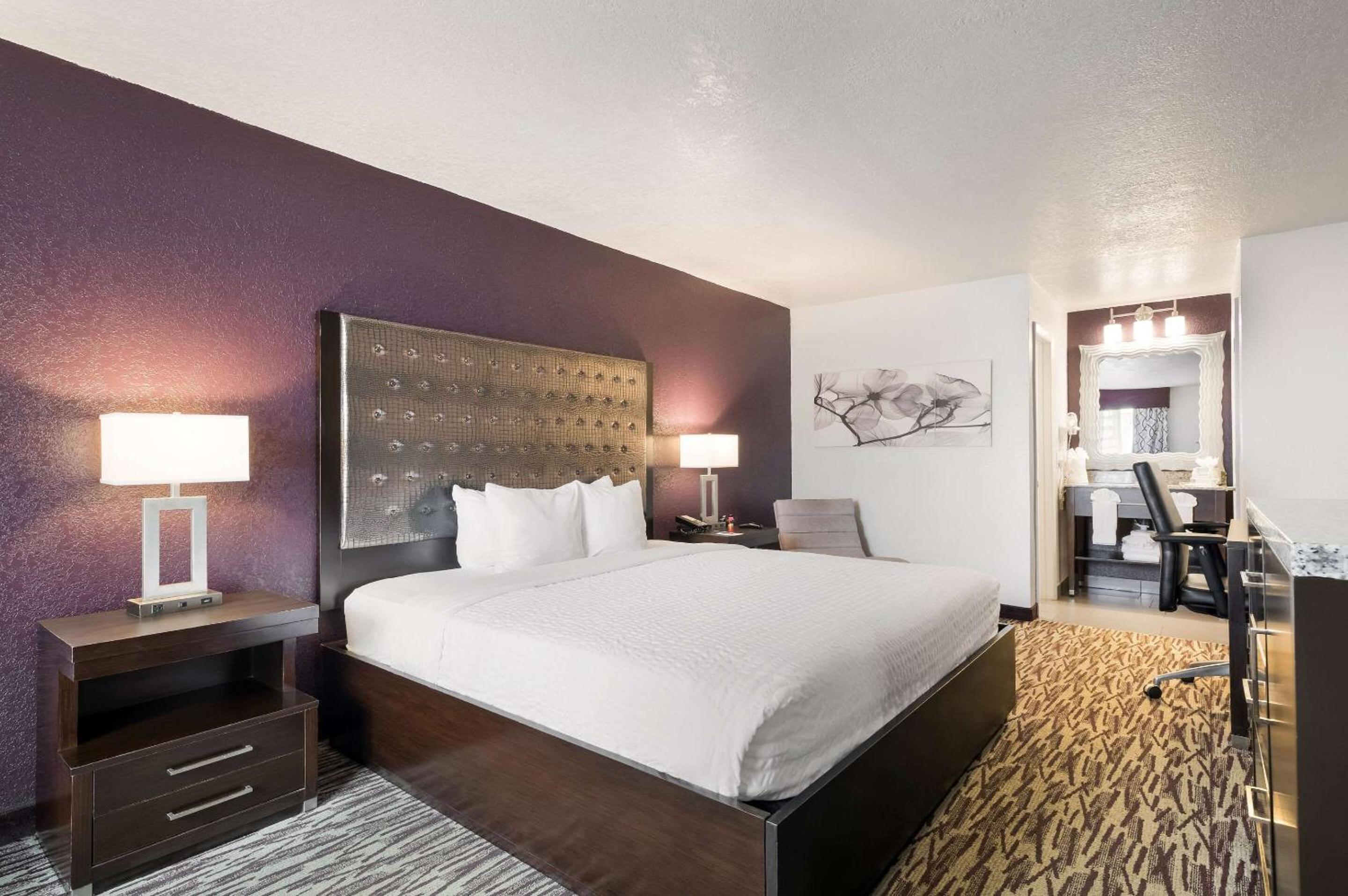 King Room - Poolside (No Resort Fee) thumbnail 6