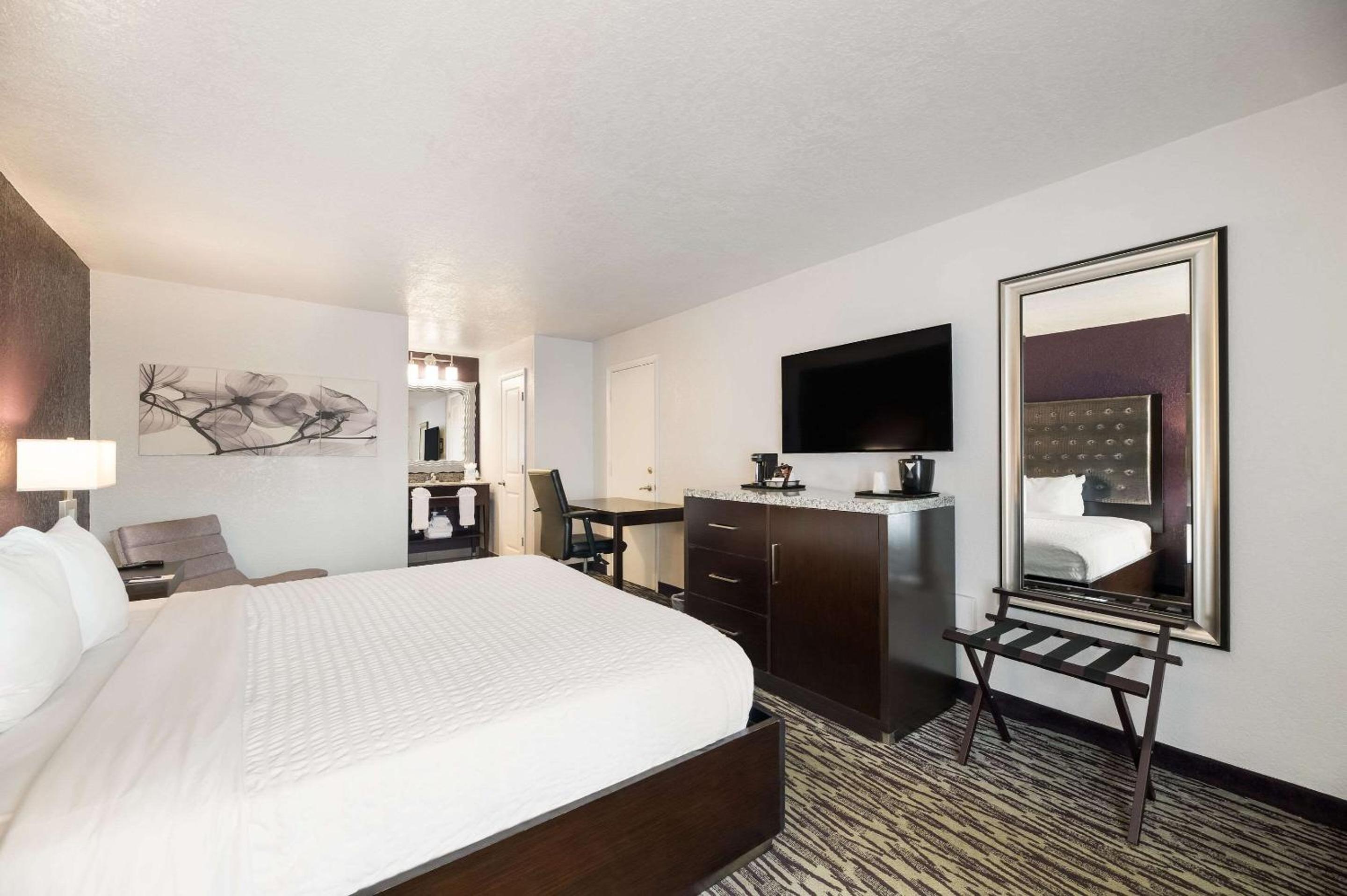 King Room (No Resort Fee) thumbnail 5