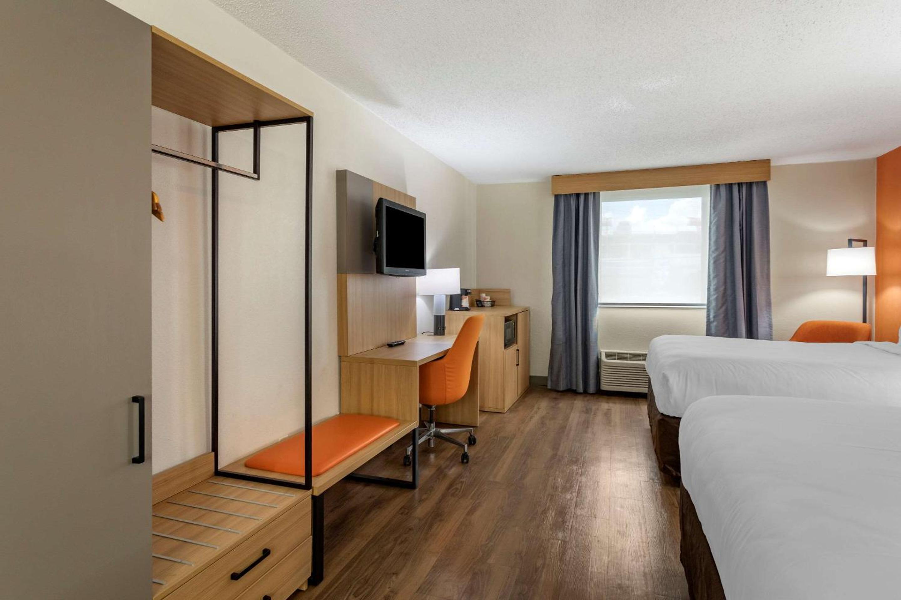 Queen Room with Two Queen Beds - Non-Smoking - Photo 1
