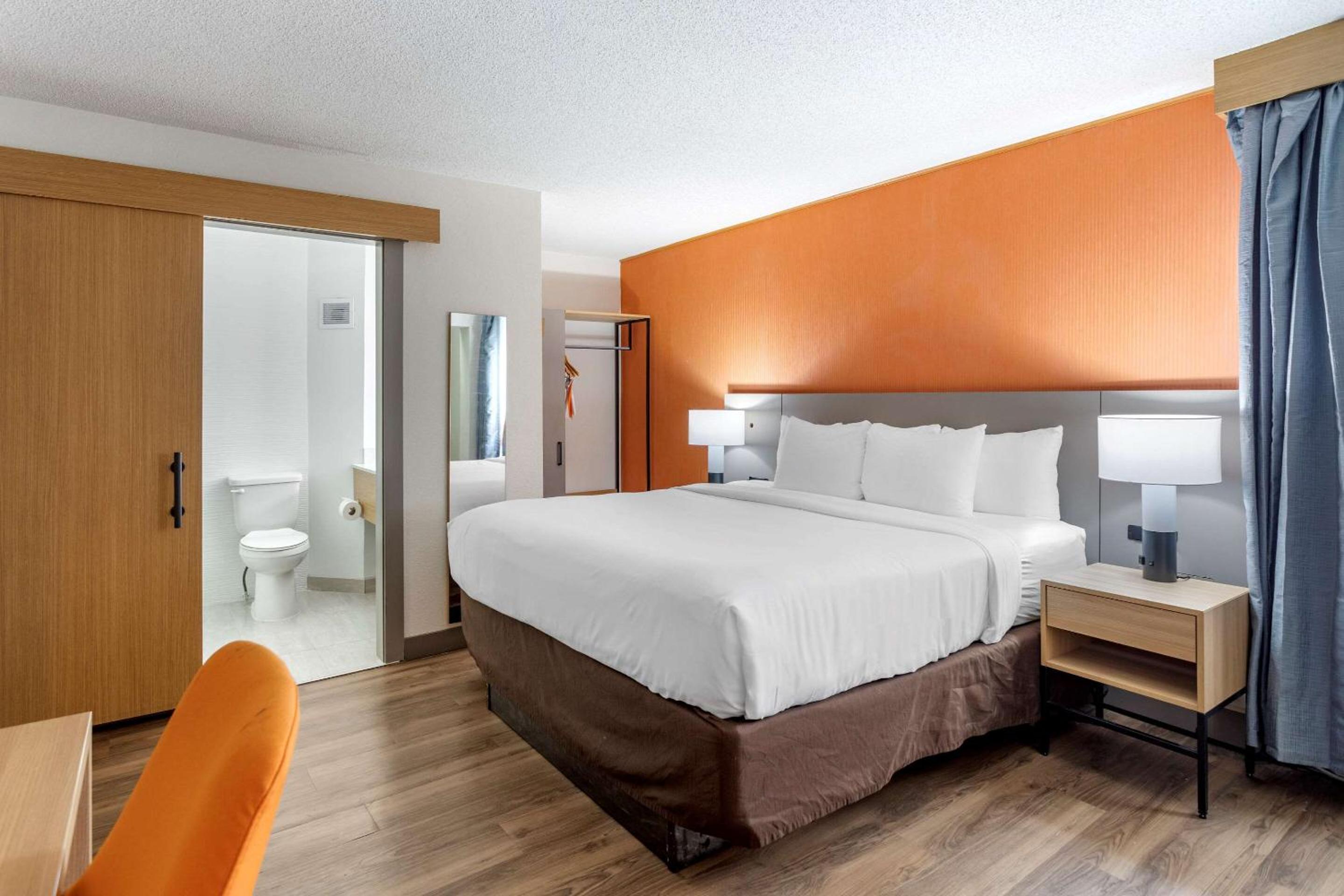 King Room - Non-Smoking - Photo 3