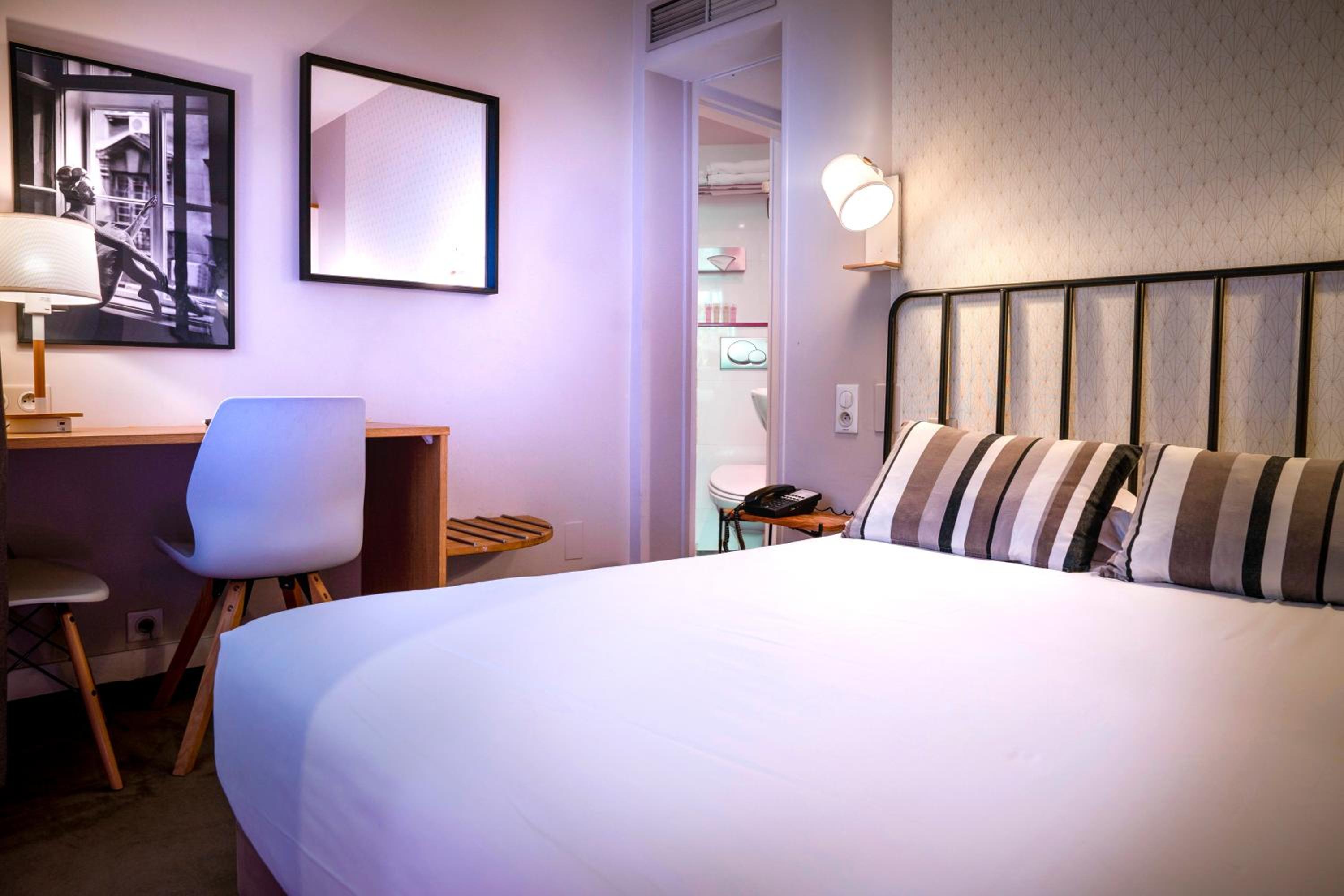 Standard Double Room thumbnail 5