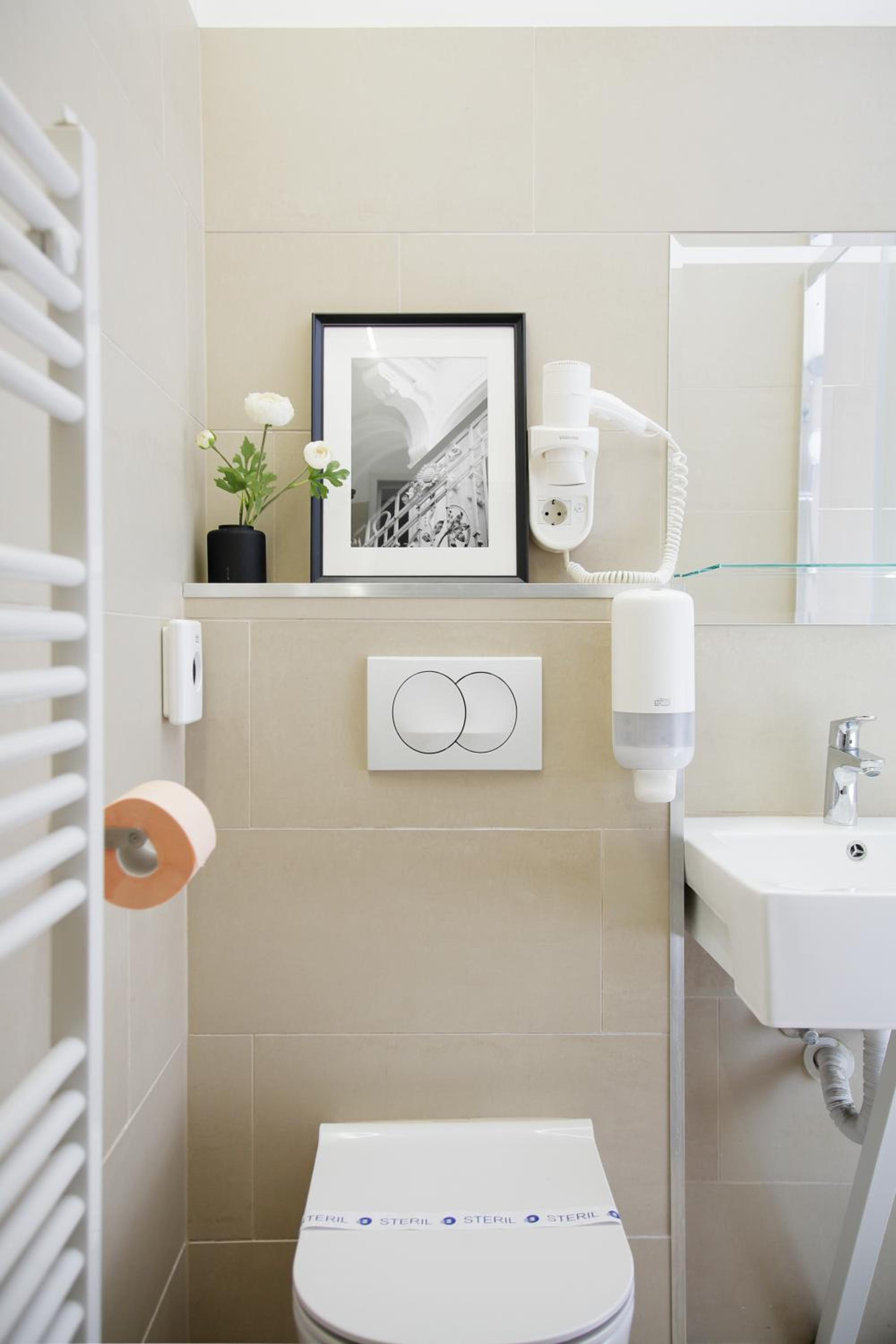 Standard Double Room thumbnail 6