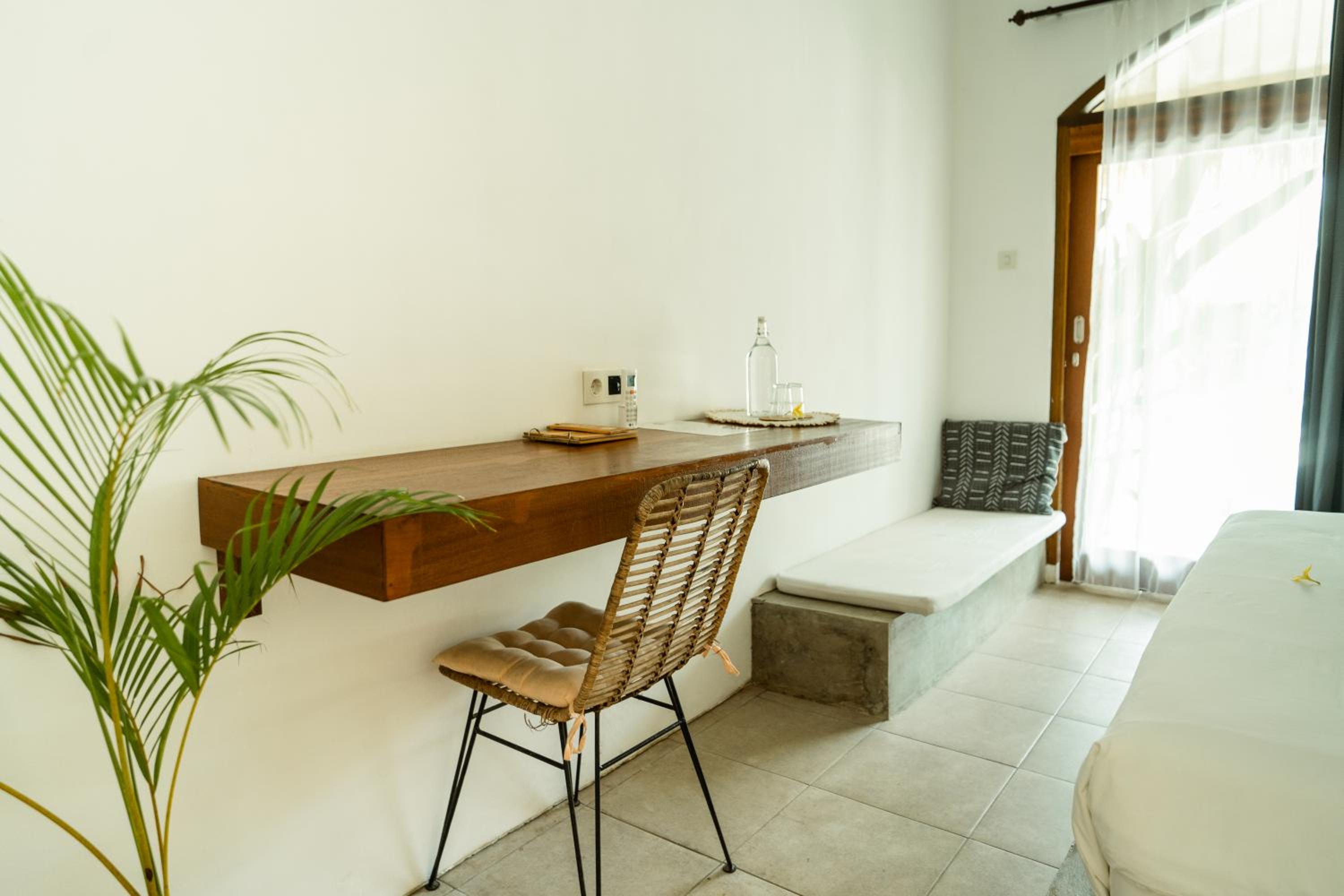 Double Room with Pool View - Photo 10