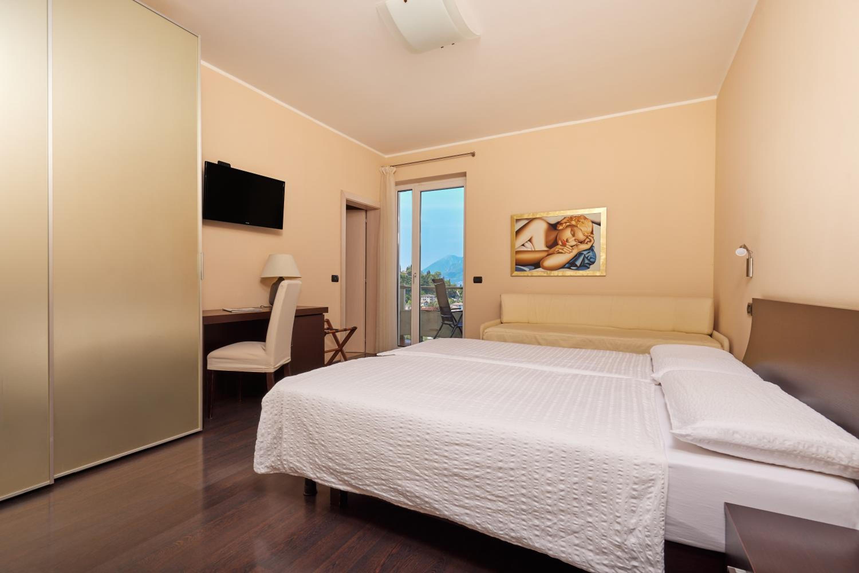 Triple Room with Balcony and Lake View