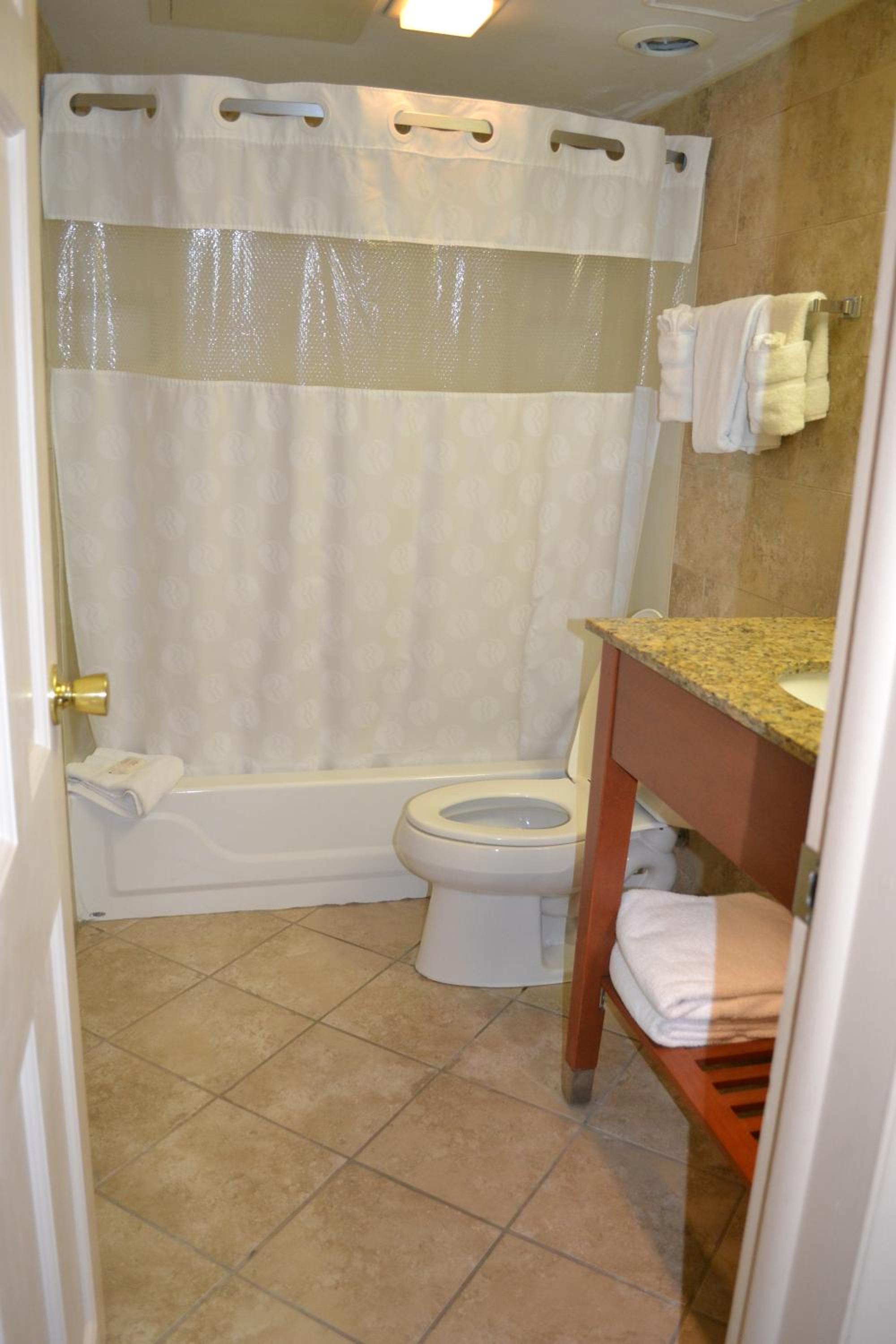 Double Room with Two Double Beds and Exterior Entrance - Non-Smoking - Photo 2