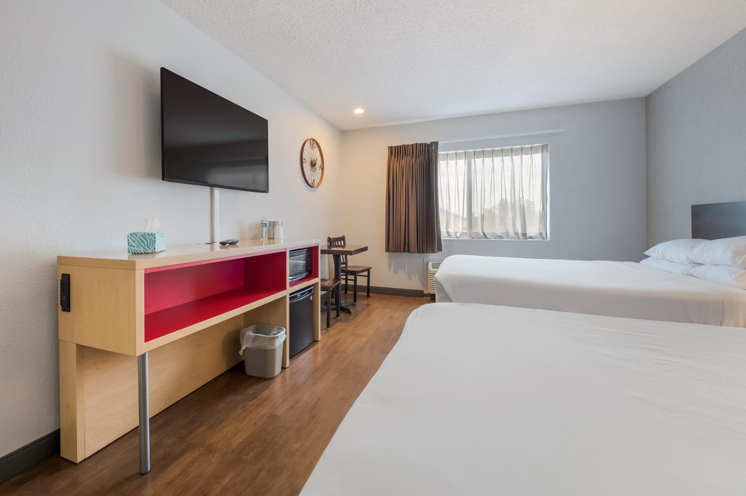 Queen Room with Two Queen Beds - Photo 3