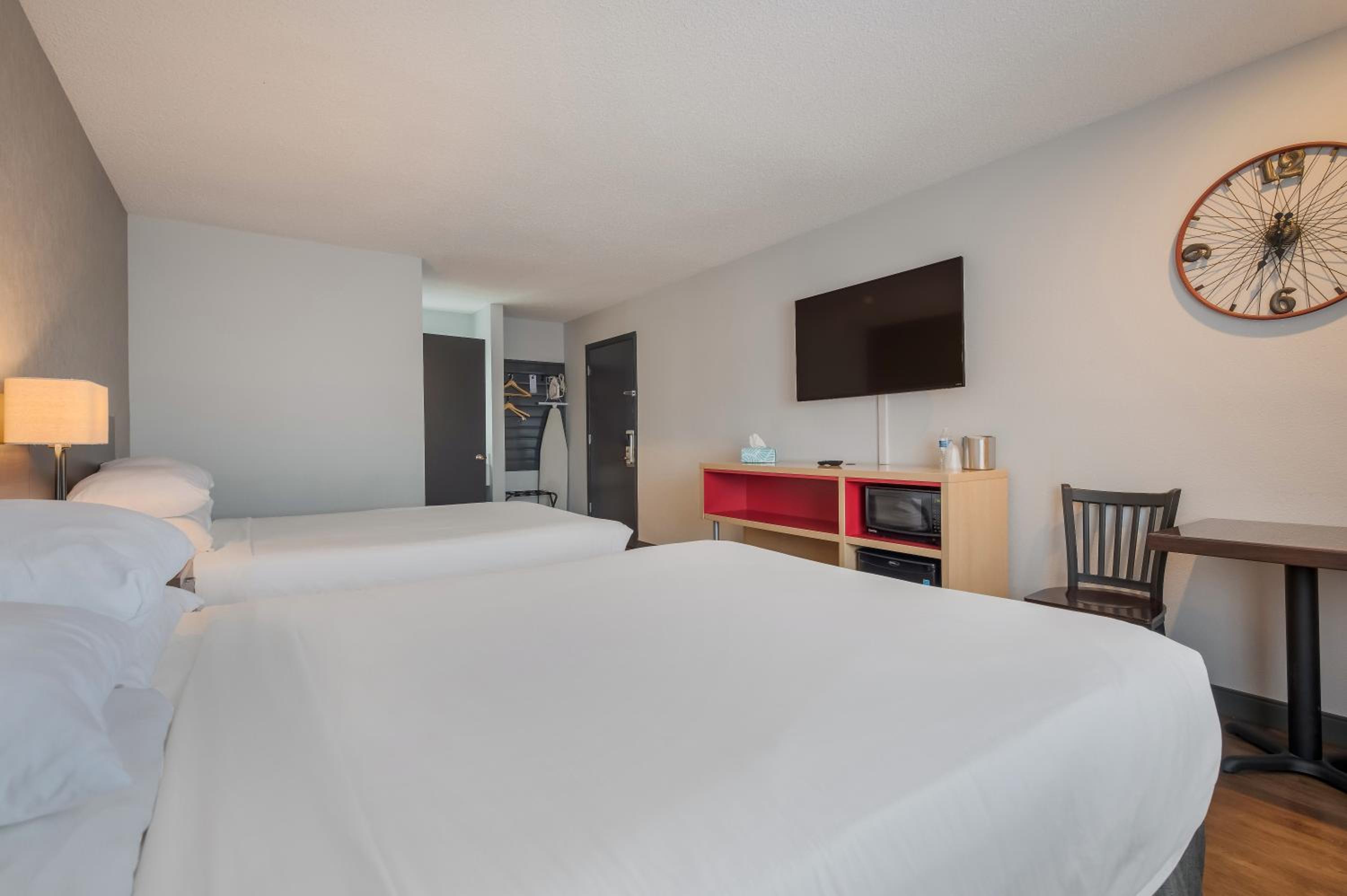 Queen Room with Two Queen Beds - Photo 4