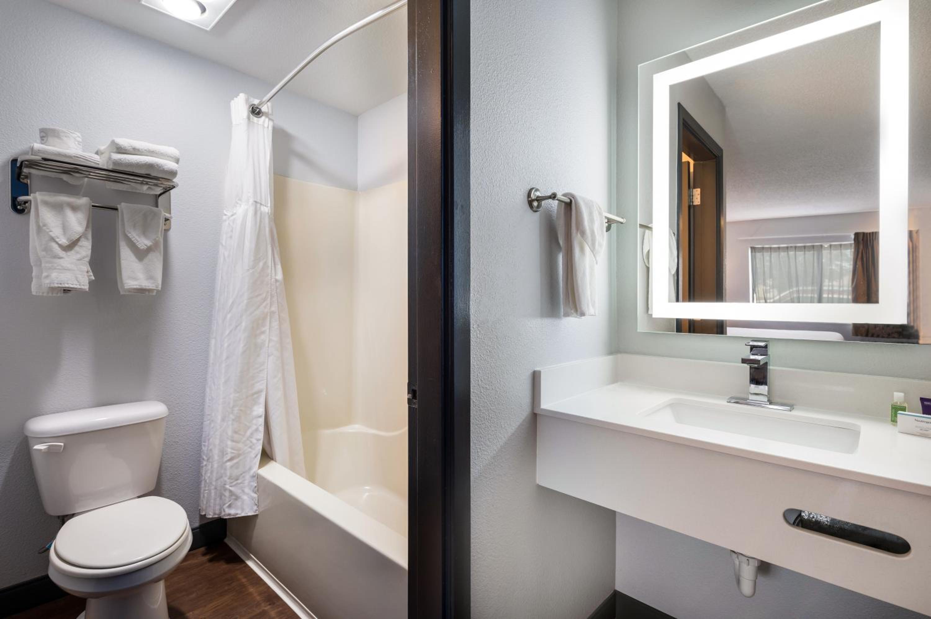 King Suite with Spa Bath - Photo 4