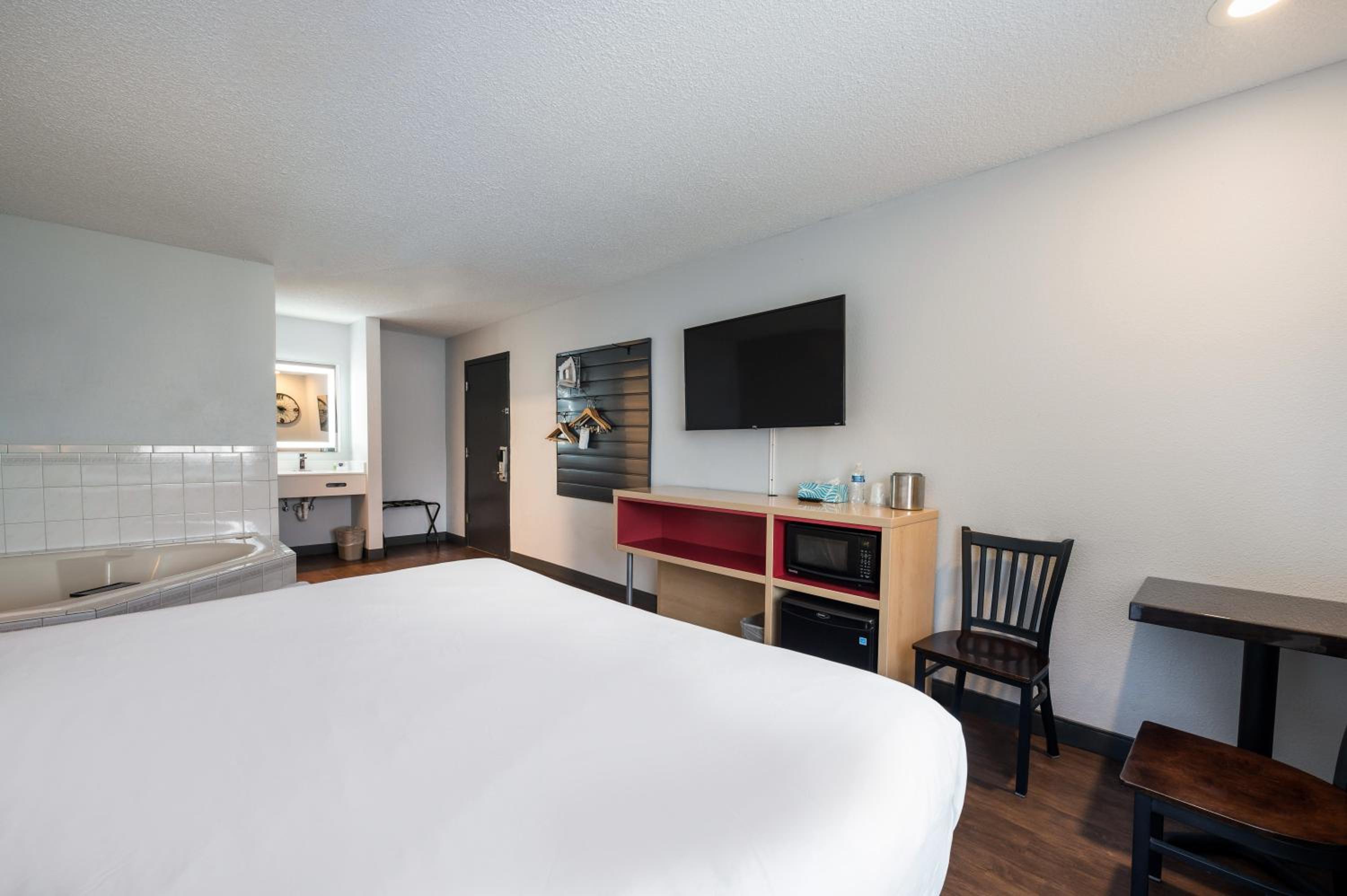 King Suite with Spa Bath - Photo 3