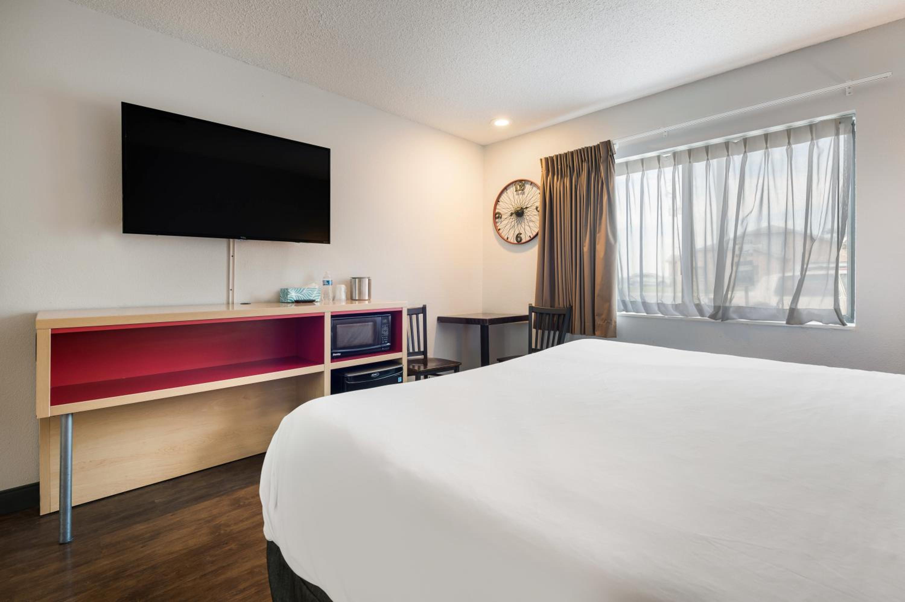 King Suite with Spa Bath - Photo 2