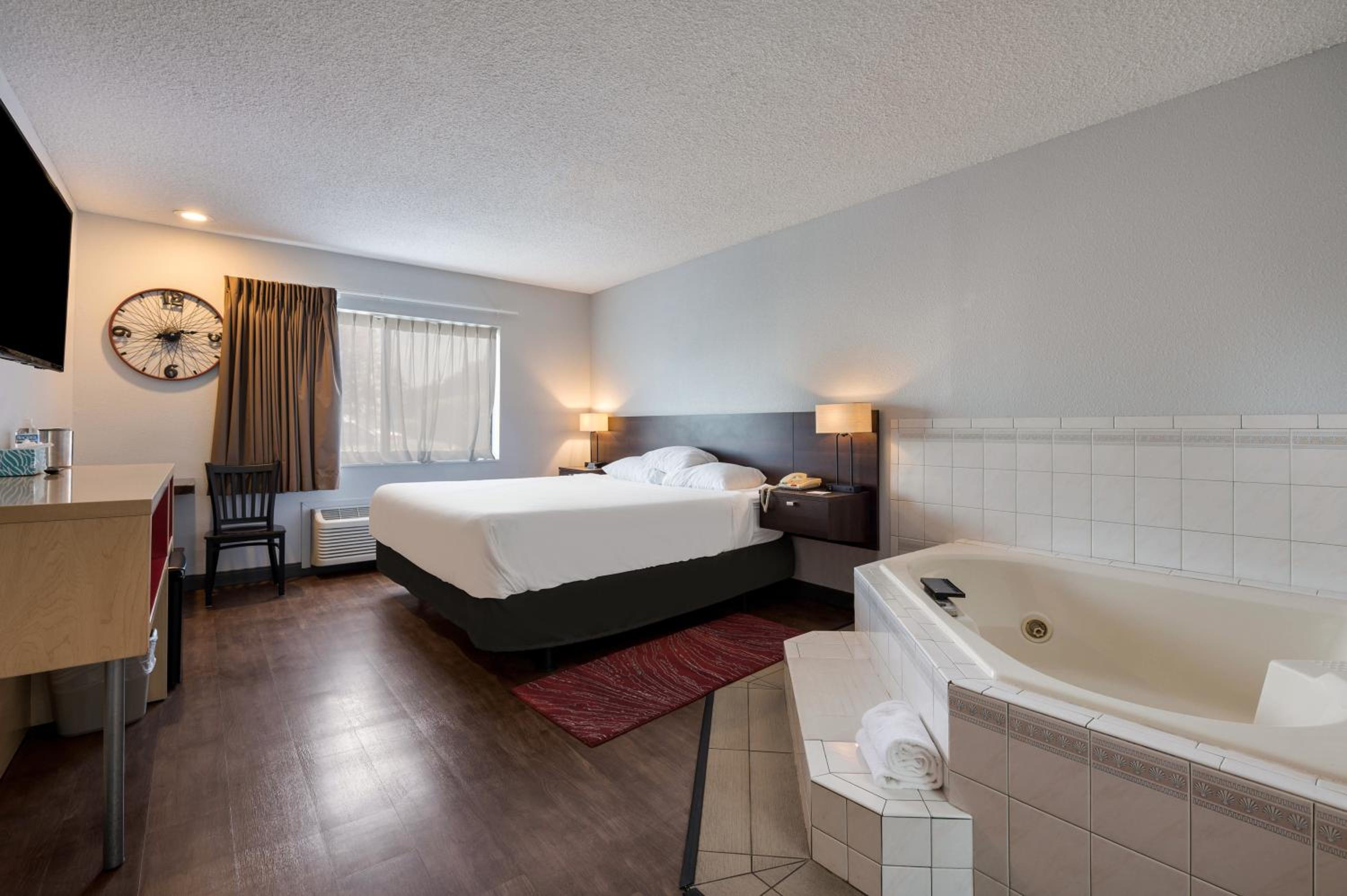 King Suite with Spa Bath - Photo 1