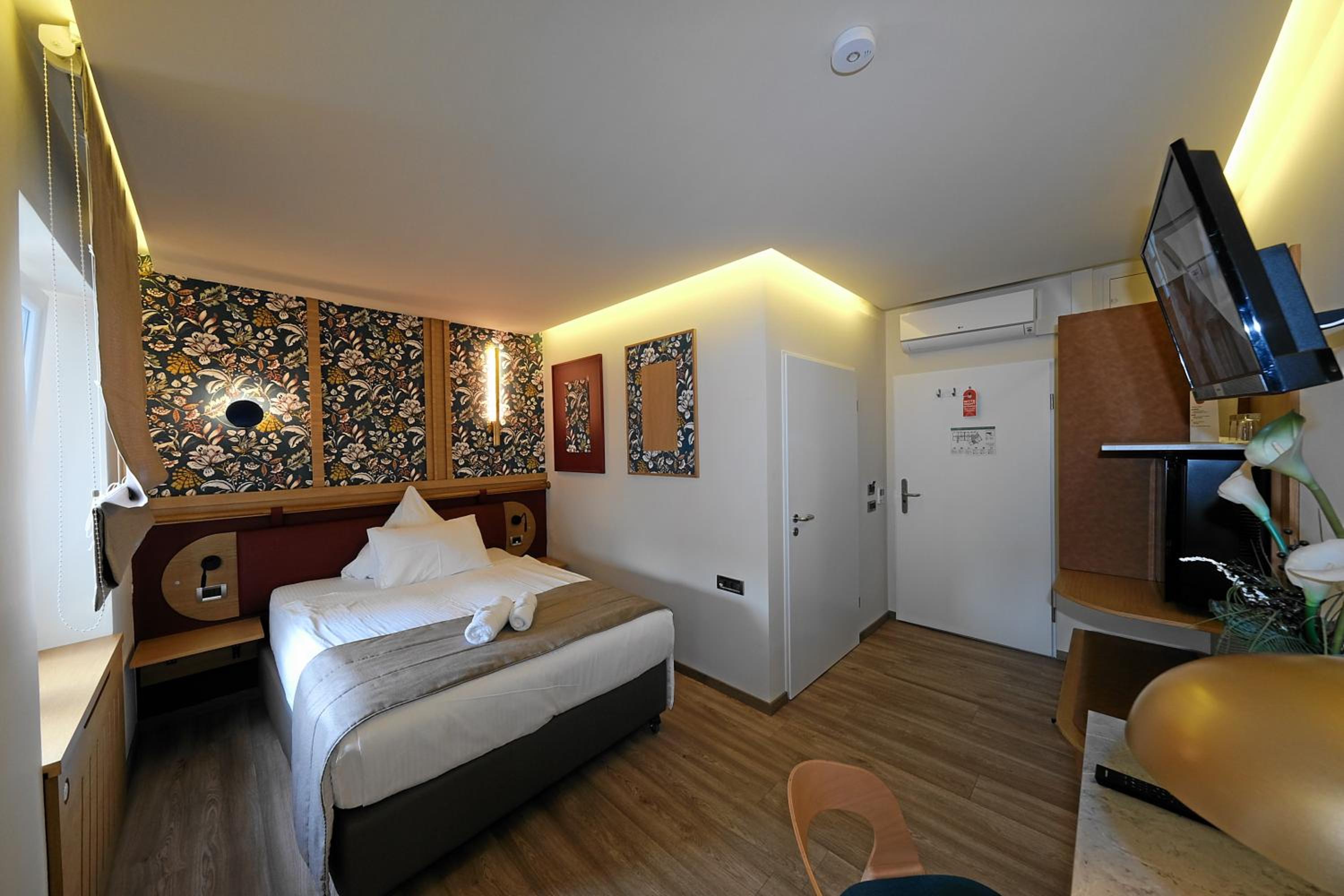 Standard Room with Frenchsize Bed