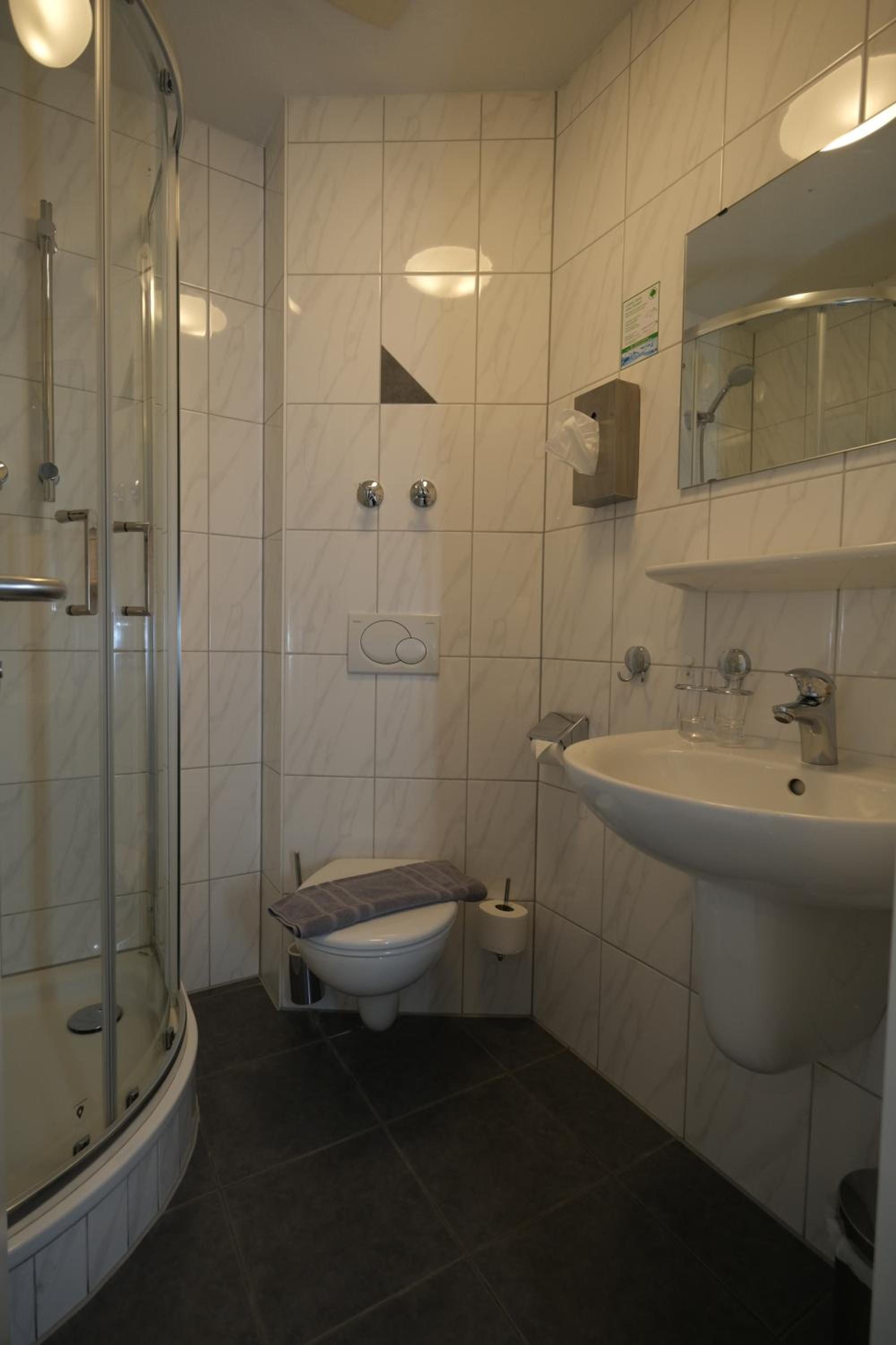 Standard Room with Frenchsize Bed photo 3