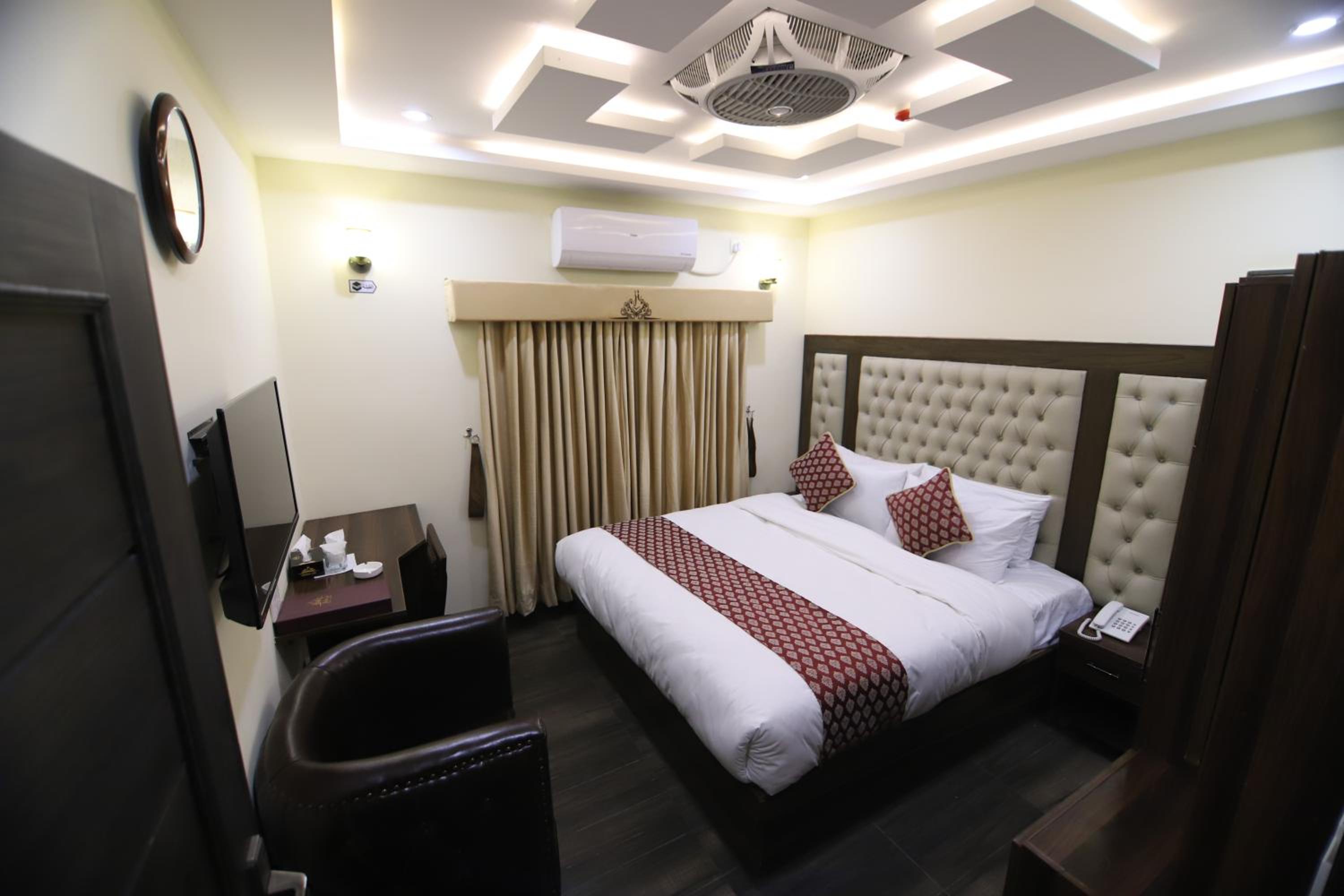 Deluxe Family Room