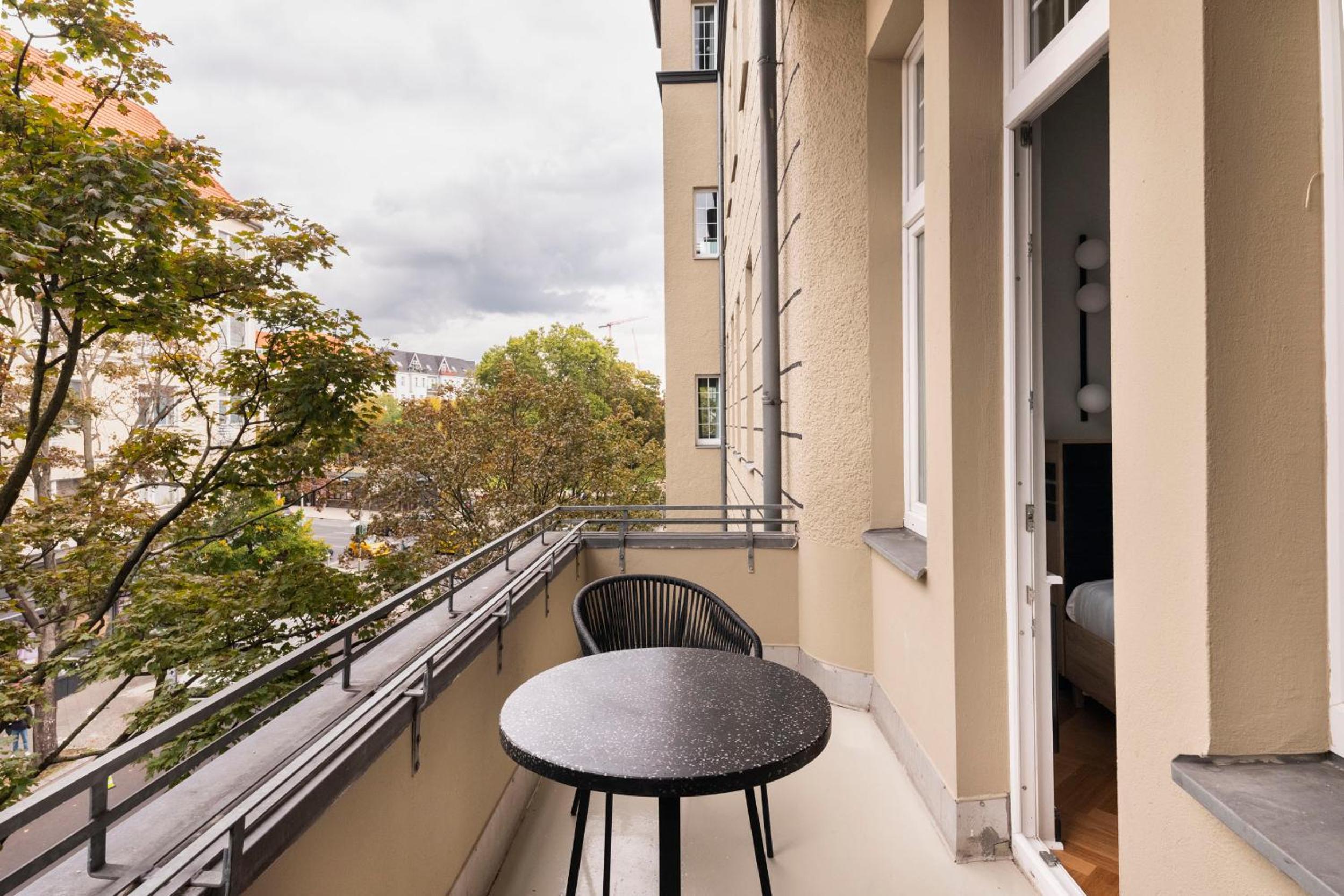 Medium Room with Balcony photo 2