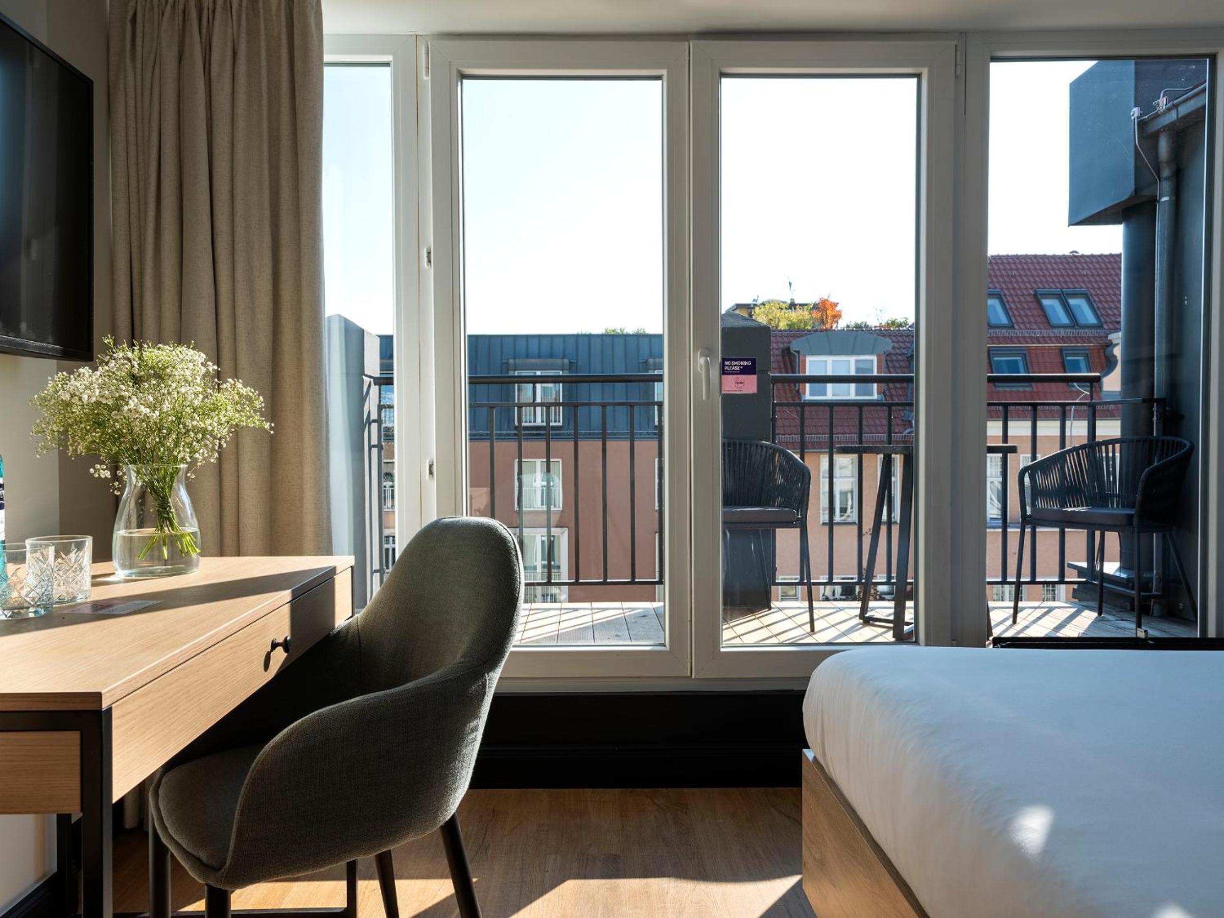 Medium Room with Balcony photo 1
