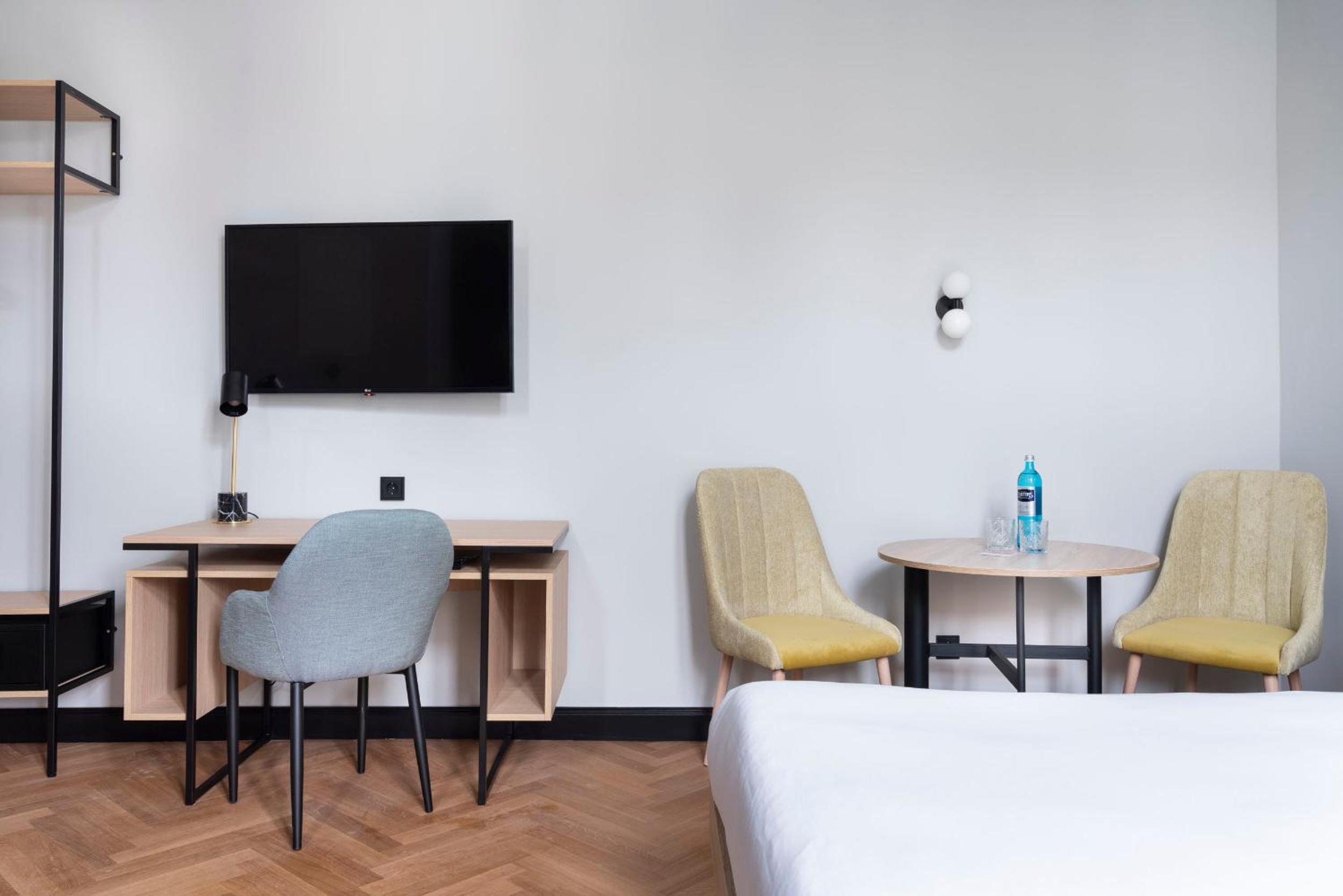 Medium Studio with Kitchenette photo 3