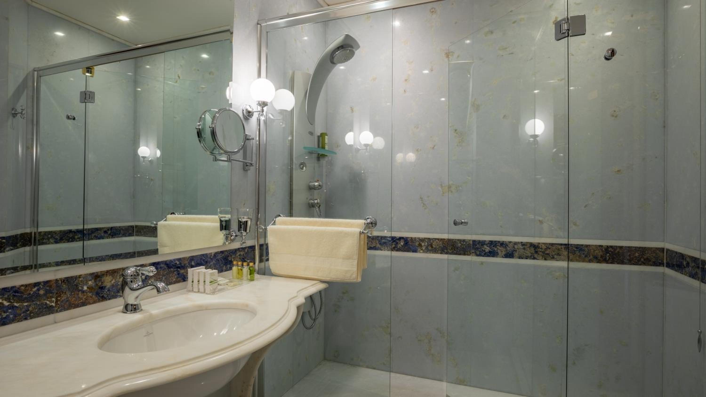 Deluxe Double/Twin Room - Photo 8