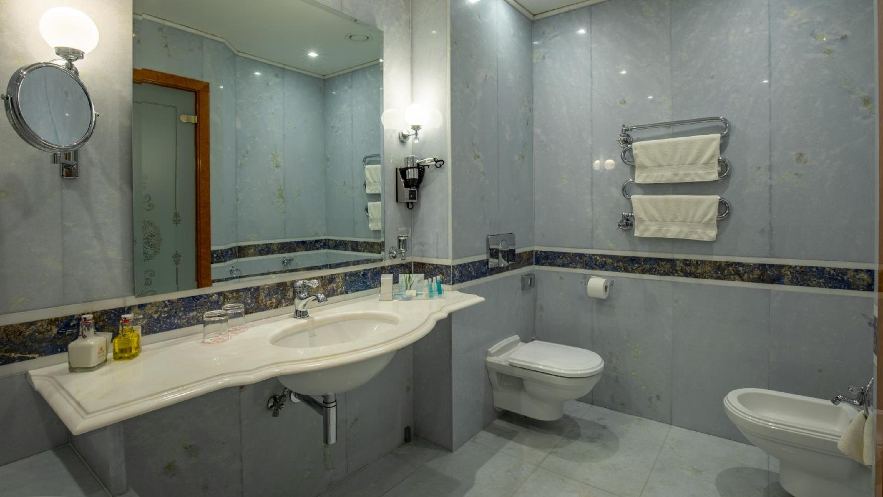 Junior Suite with Park View - Photo 5