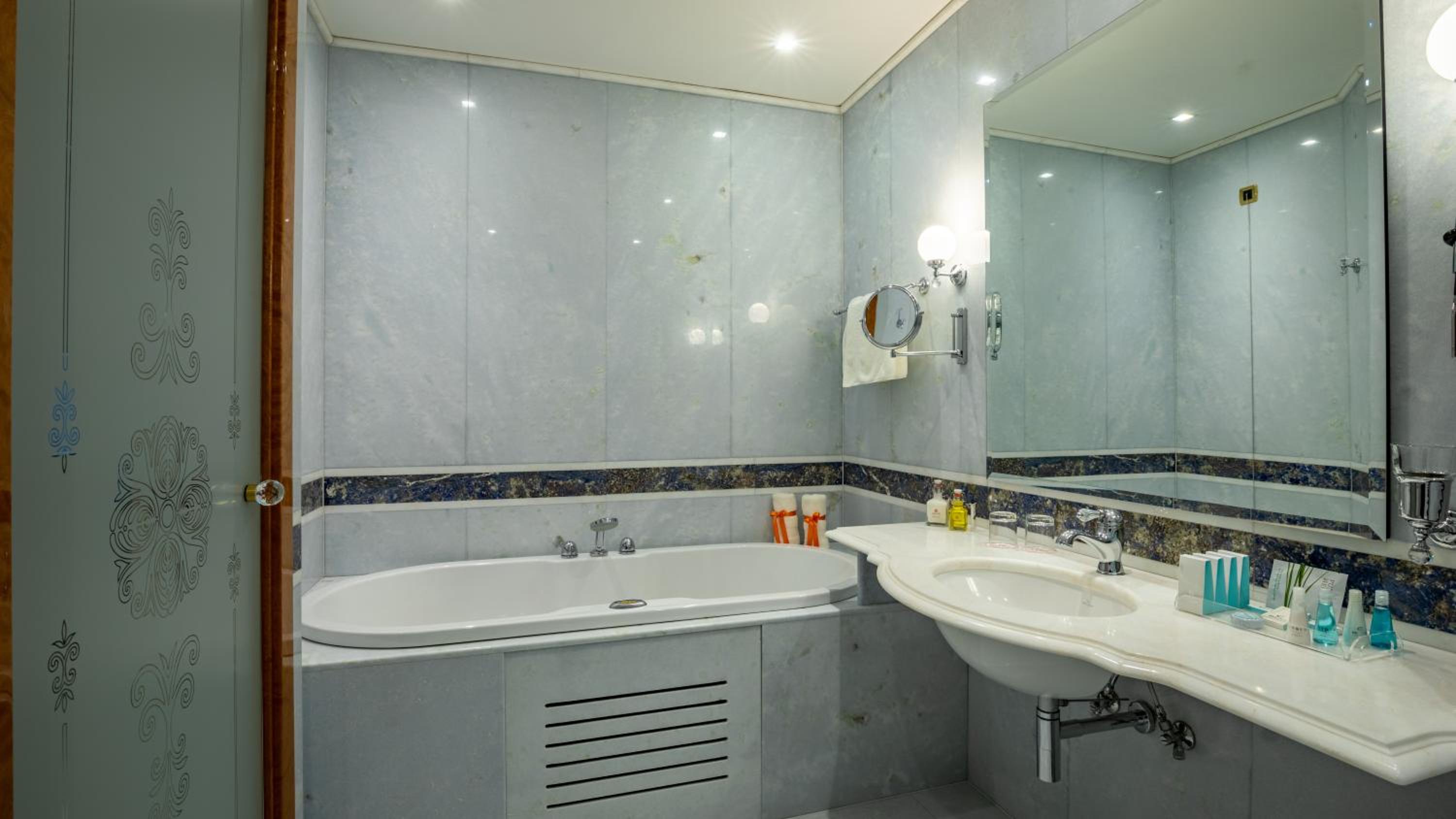 Junior Suite with Park View - Photo 6