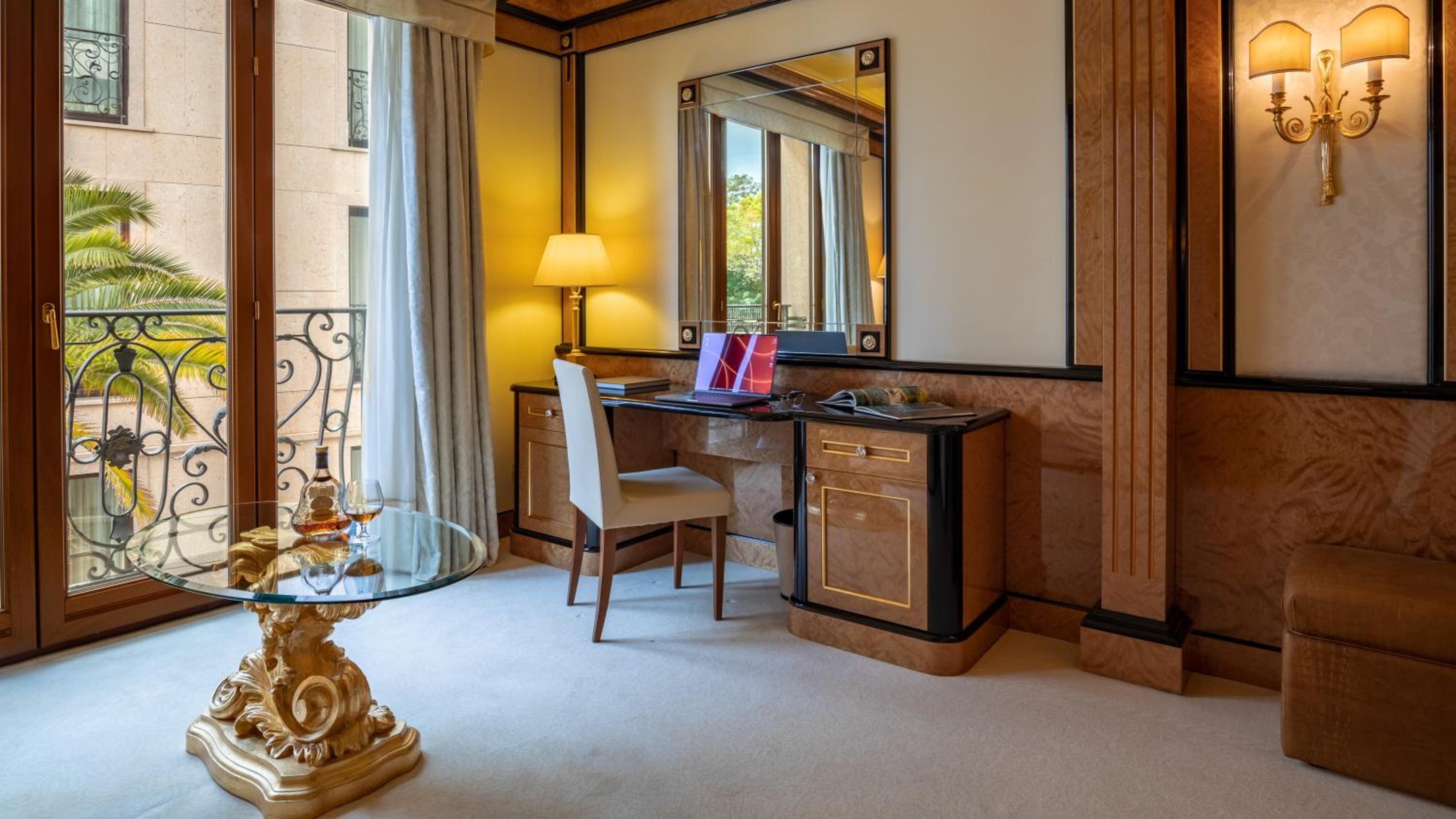 Junior Suite with Park View - Photo 2