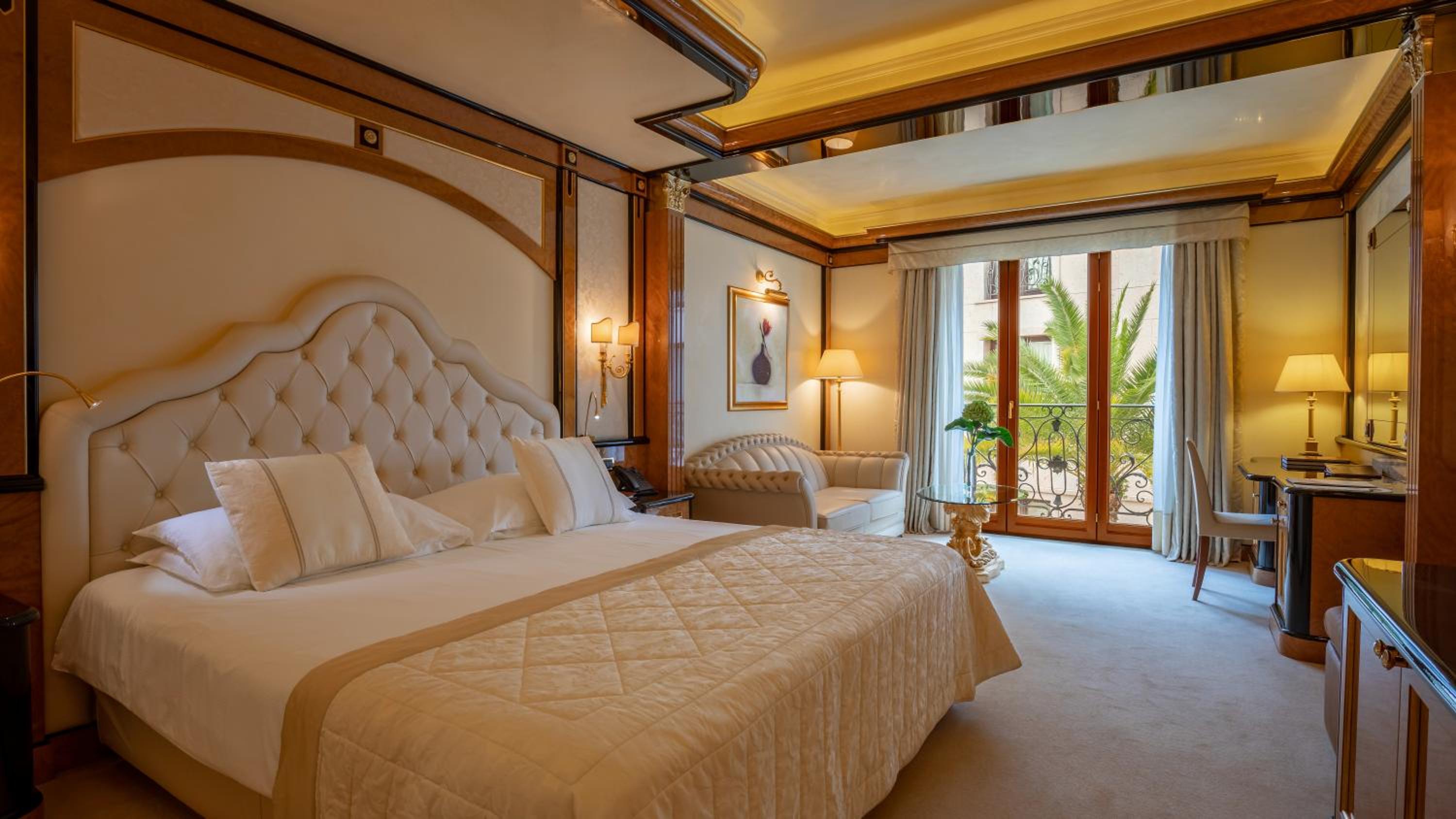 Junior Suite with Park View - Photo 1