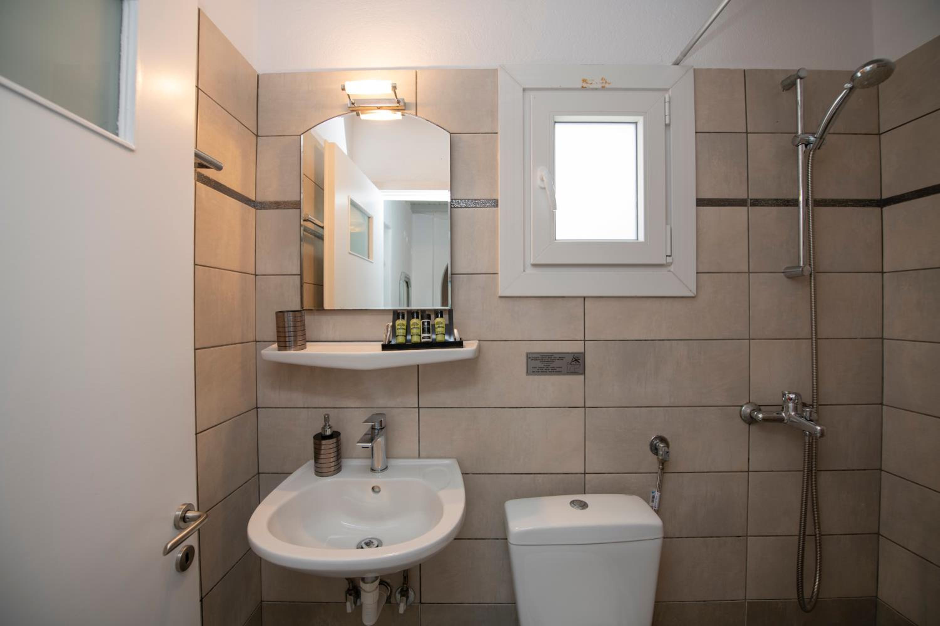 Twin Room with Bathroom - Photo 6