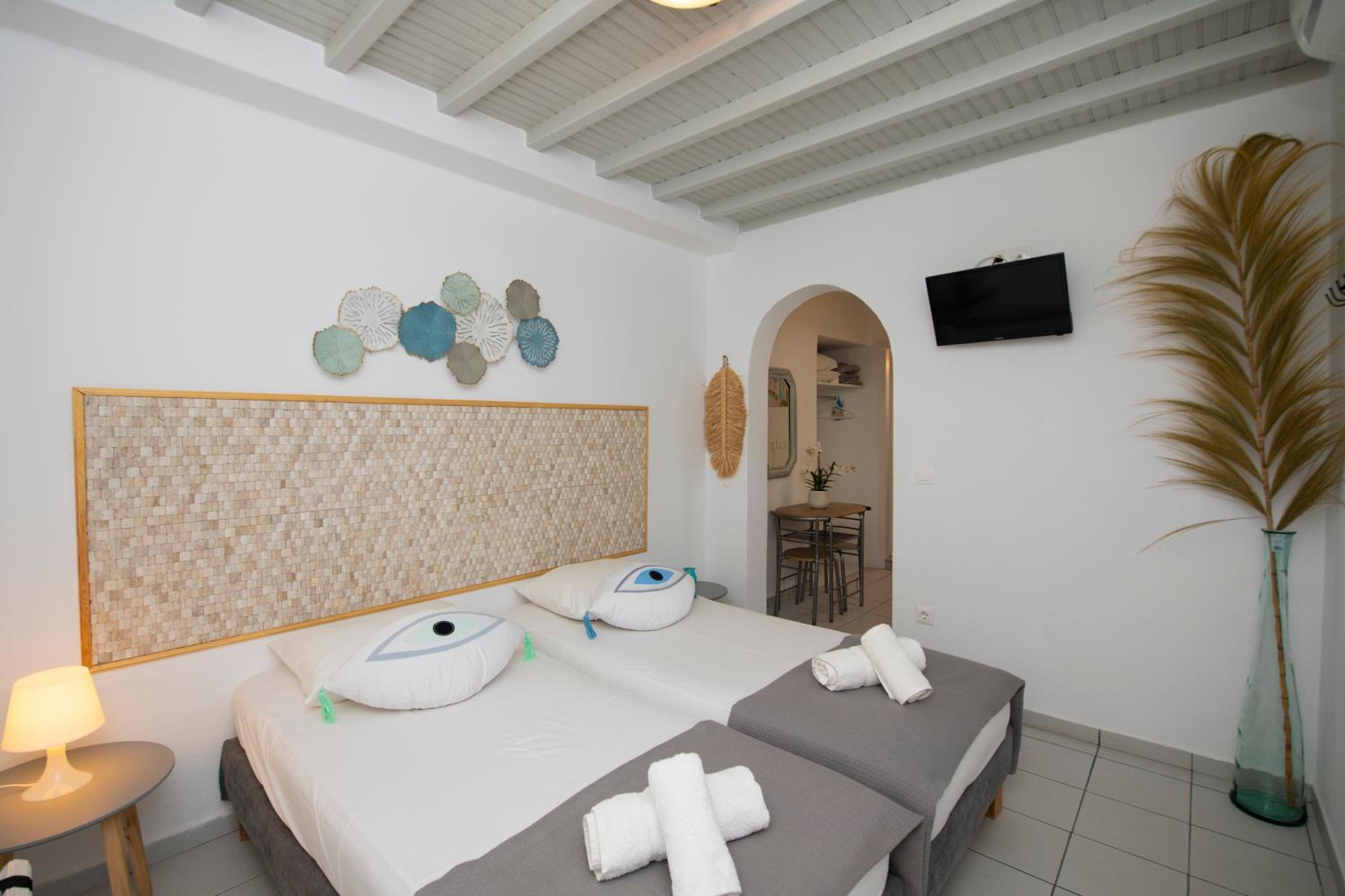 Twin Room with Bathroom - Photo 8