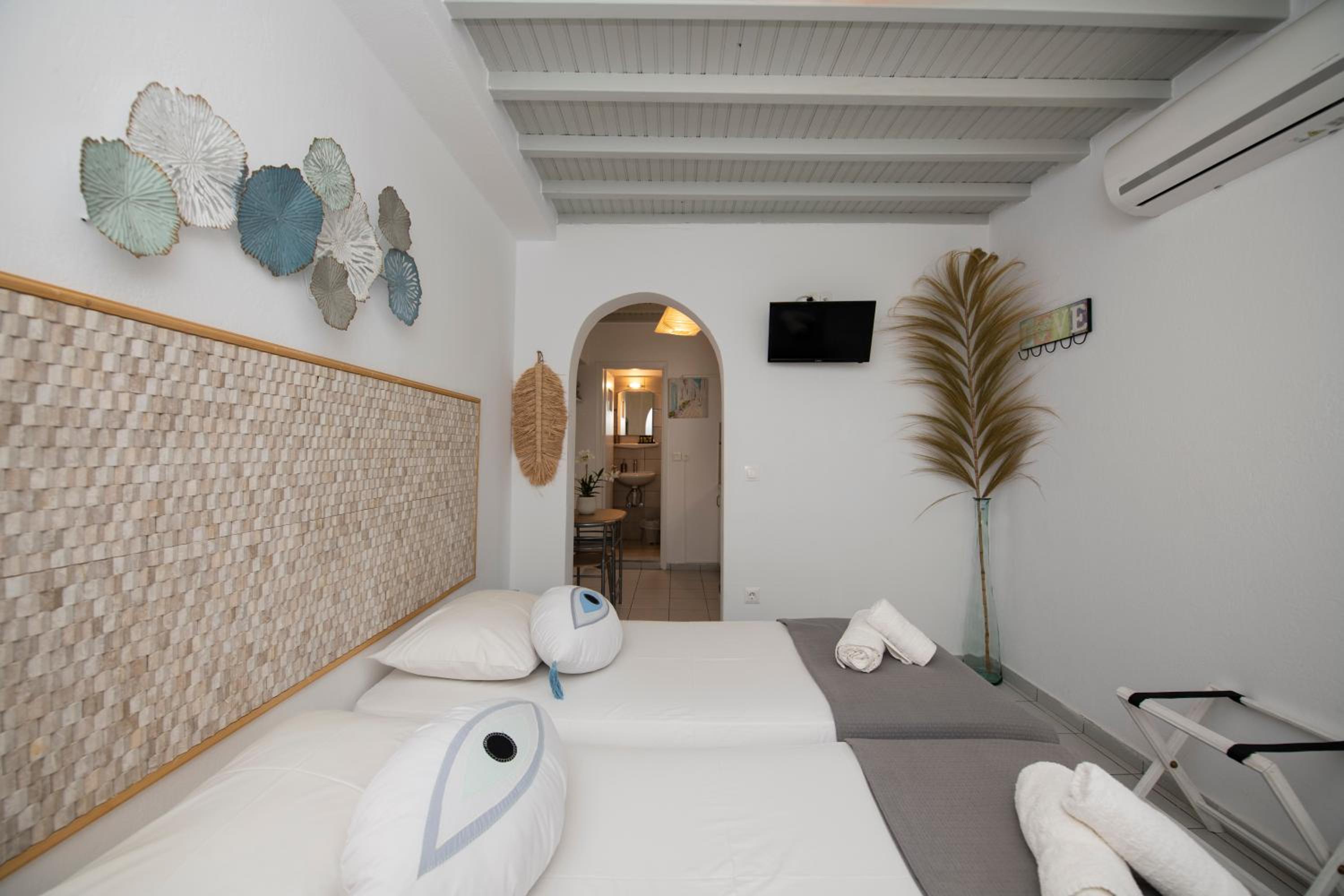 Twin Room with Bathroom - Photo 7
