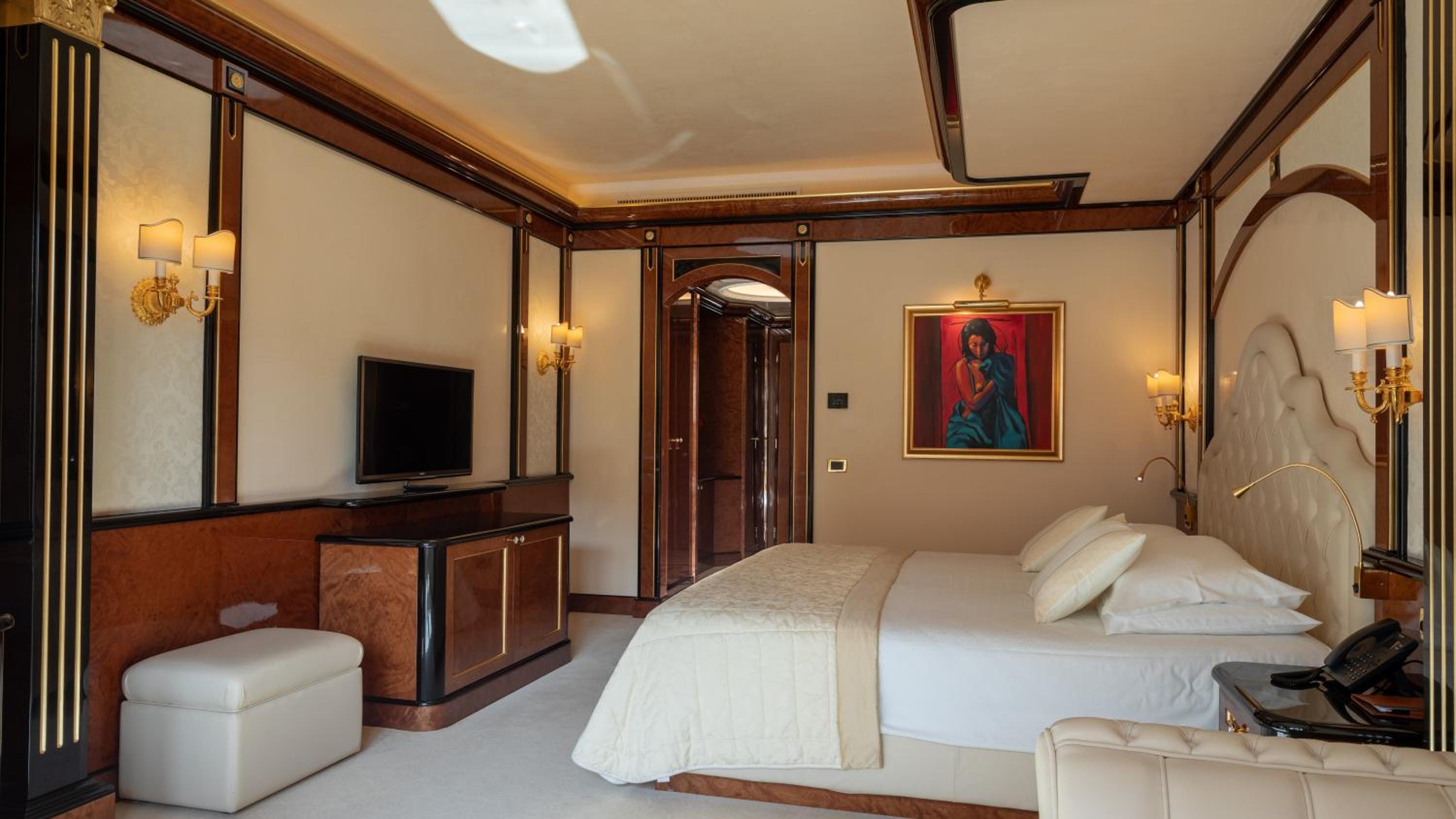 Junior Suite with Park View - Photo 10