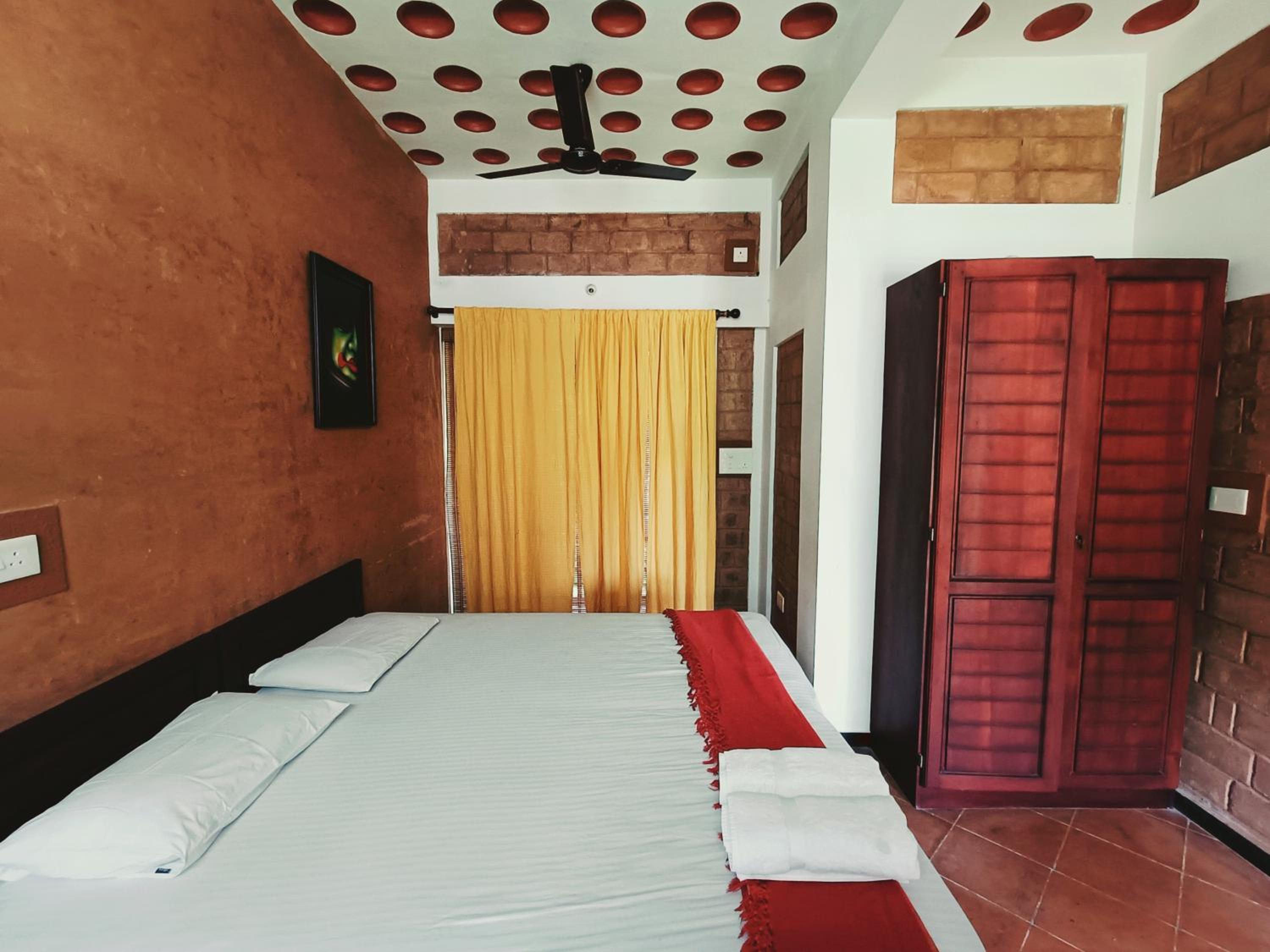 Large Double or Twin Room - Photo 3