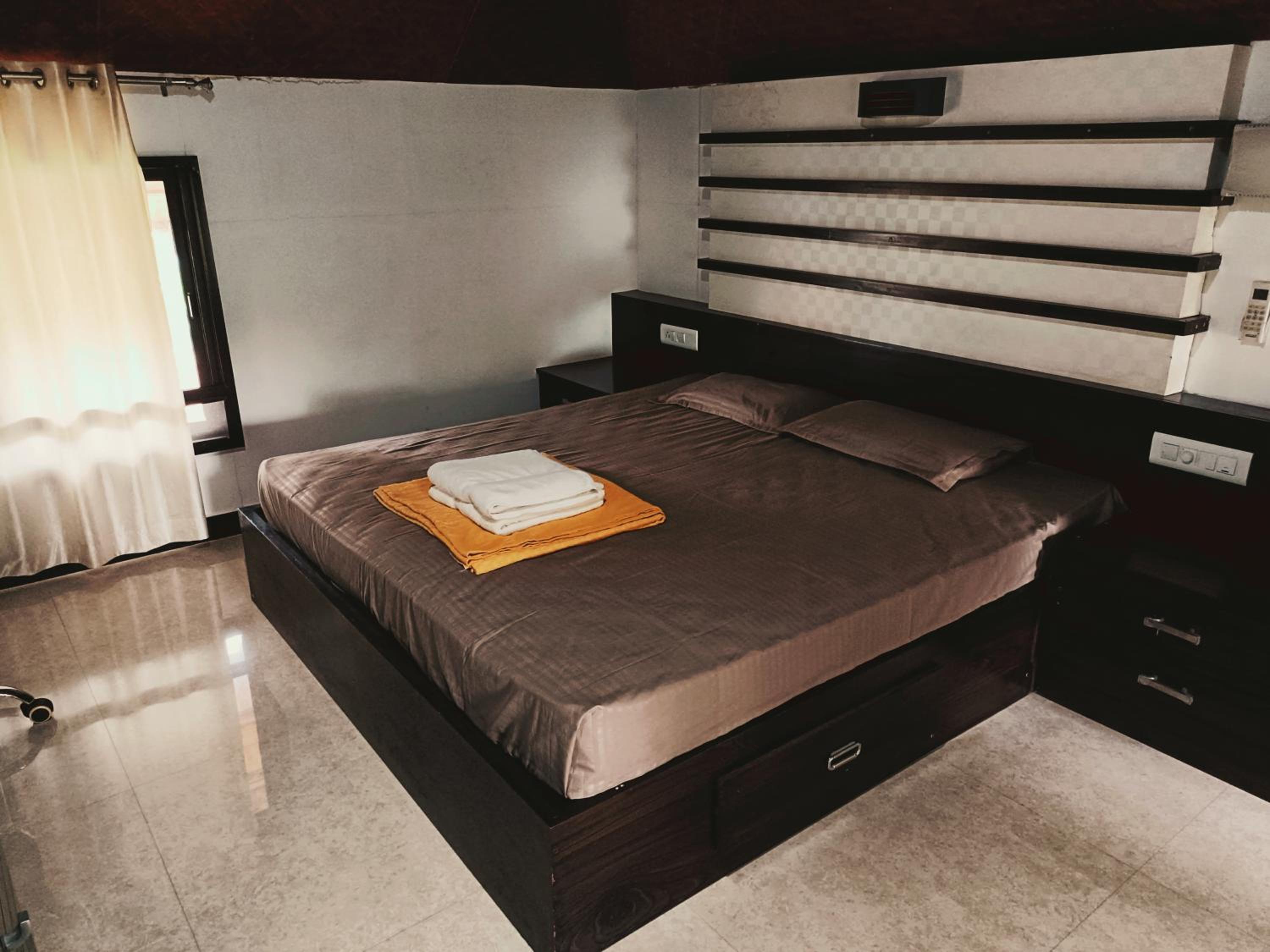 Double or Twin Room with Shared Bathroom photo 1