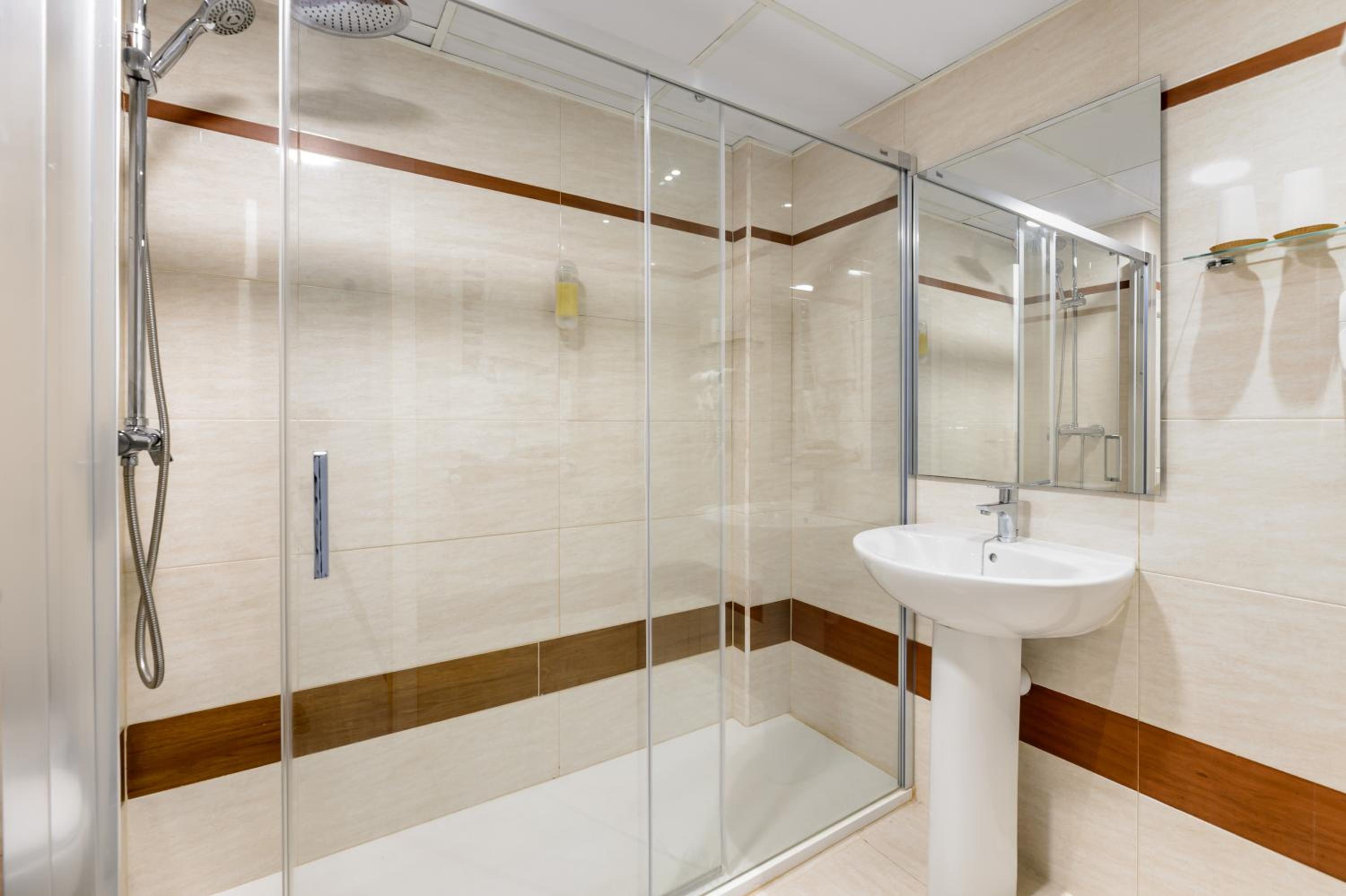 Twin Room with Sea View - Photo 8