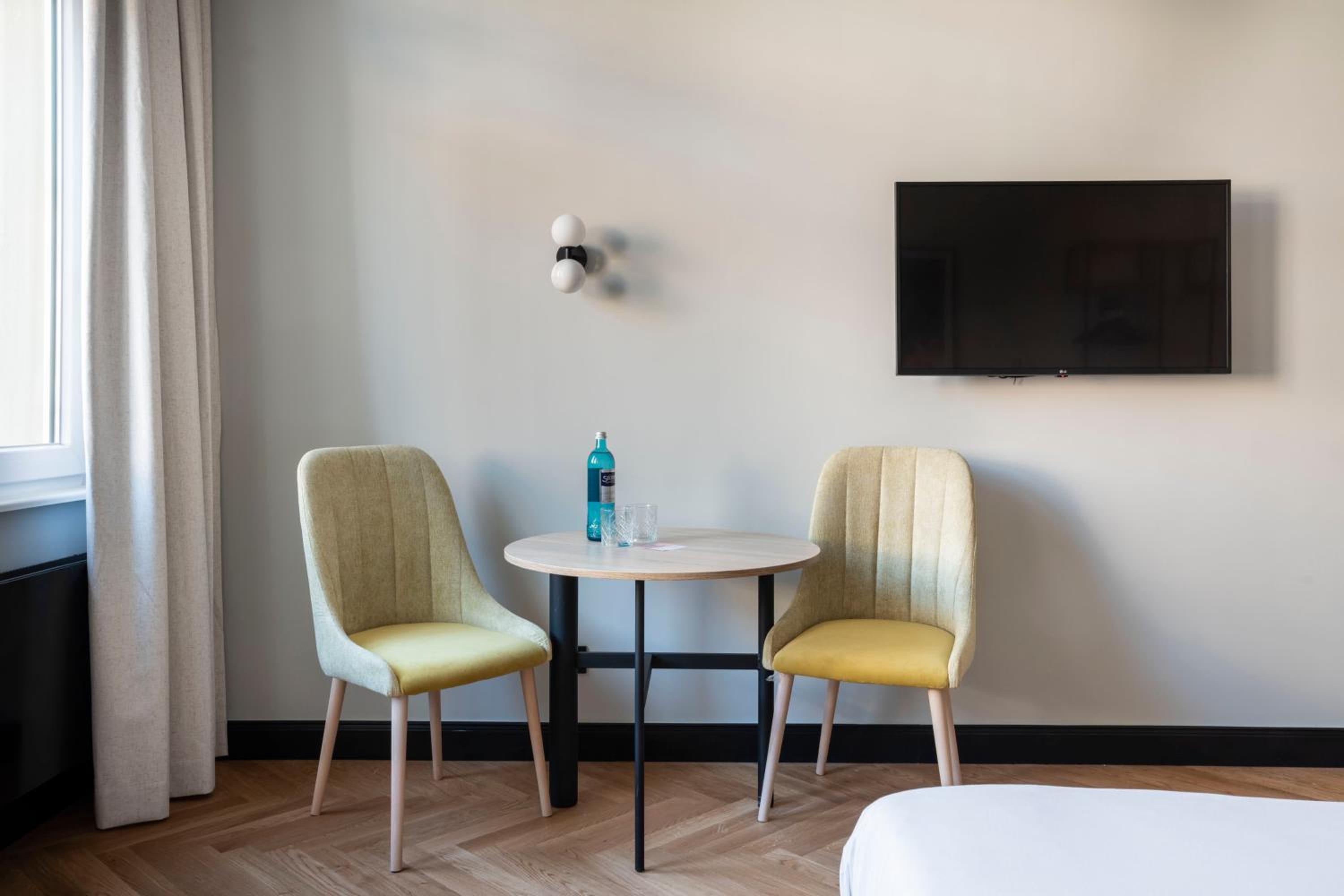 Large Studio with Kitchenette and Balcony photo 2