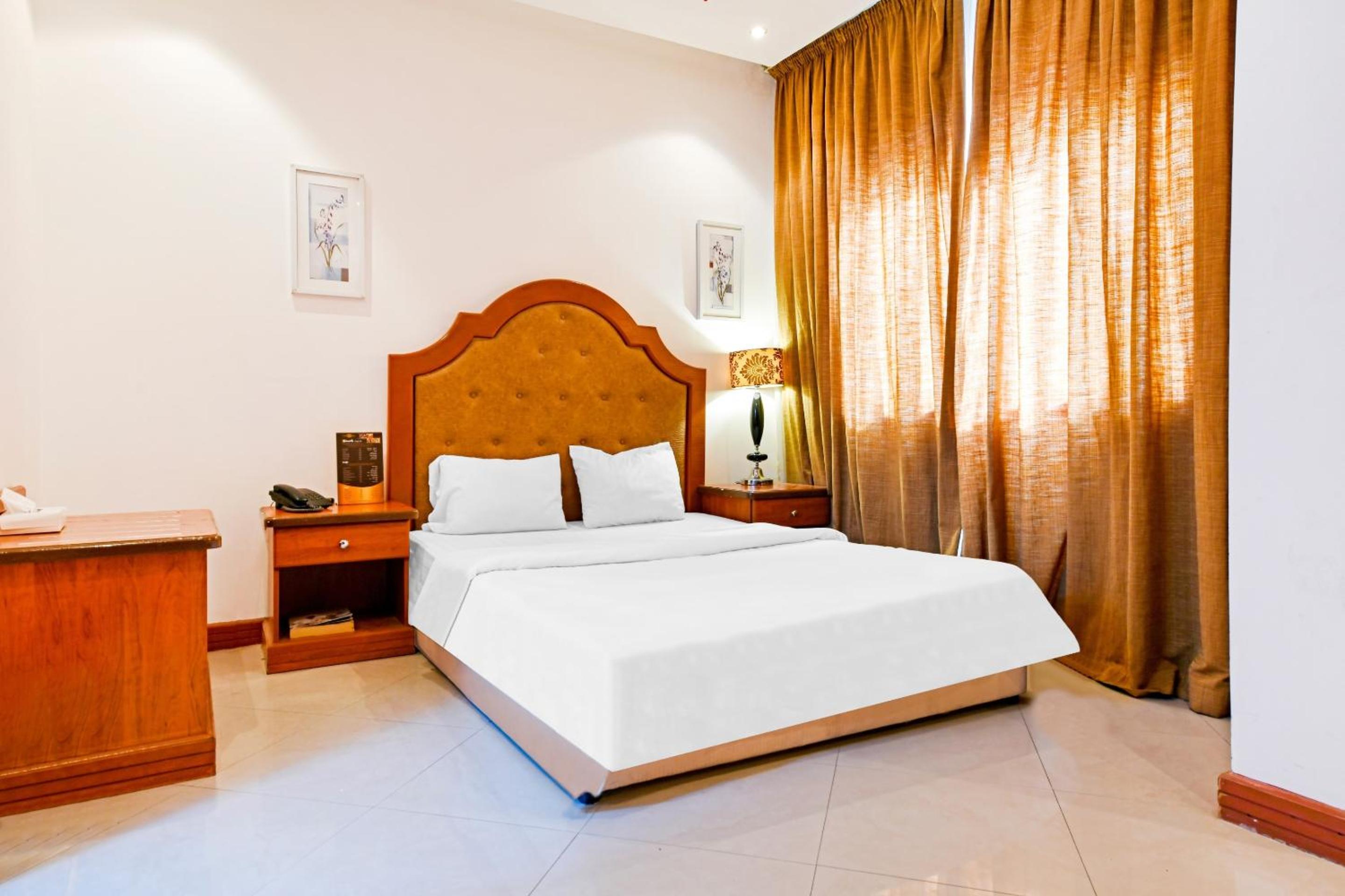 Deluxe King Room - Photo 14