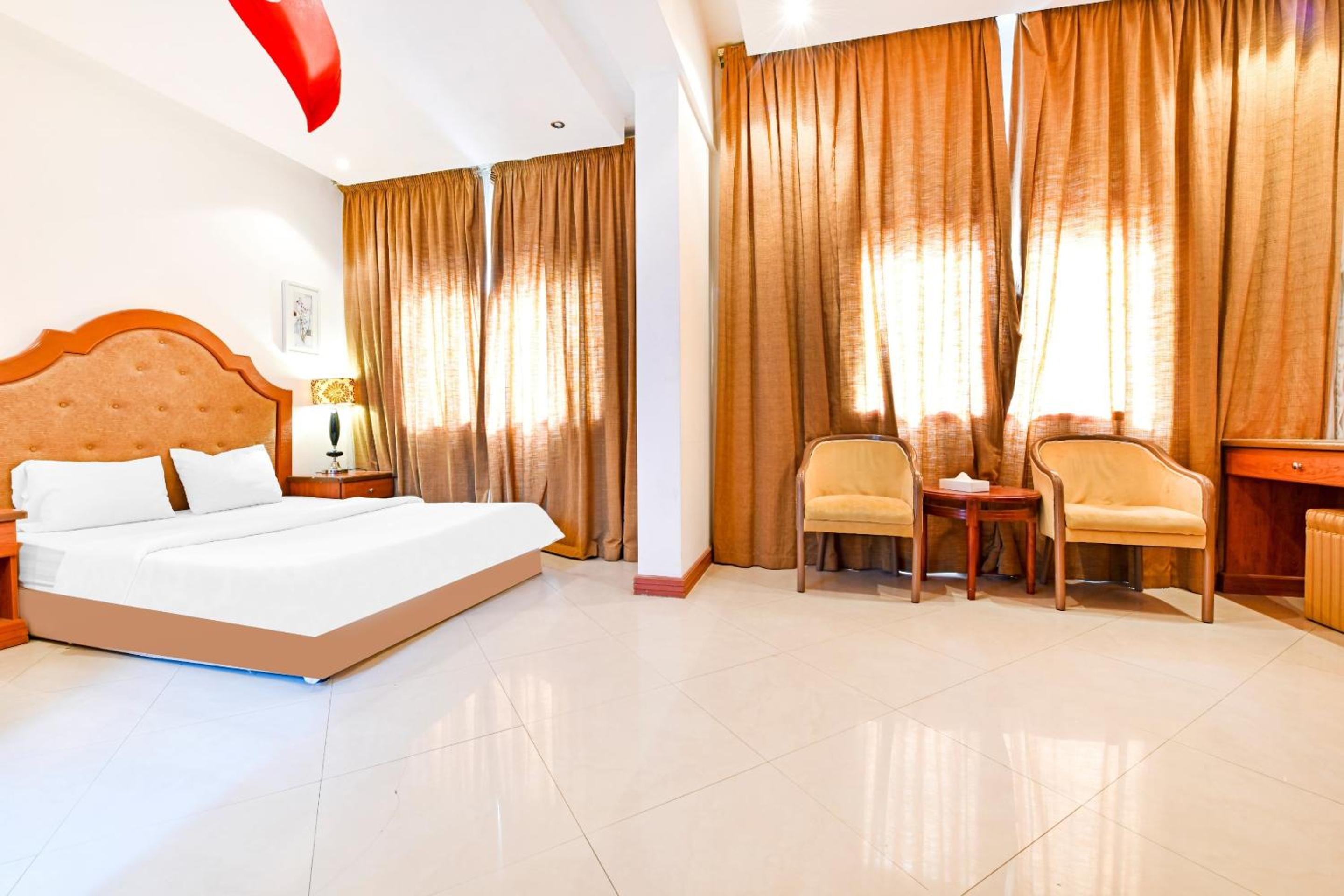 Deluxe King Room - Photo 13