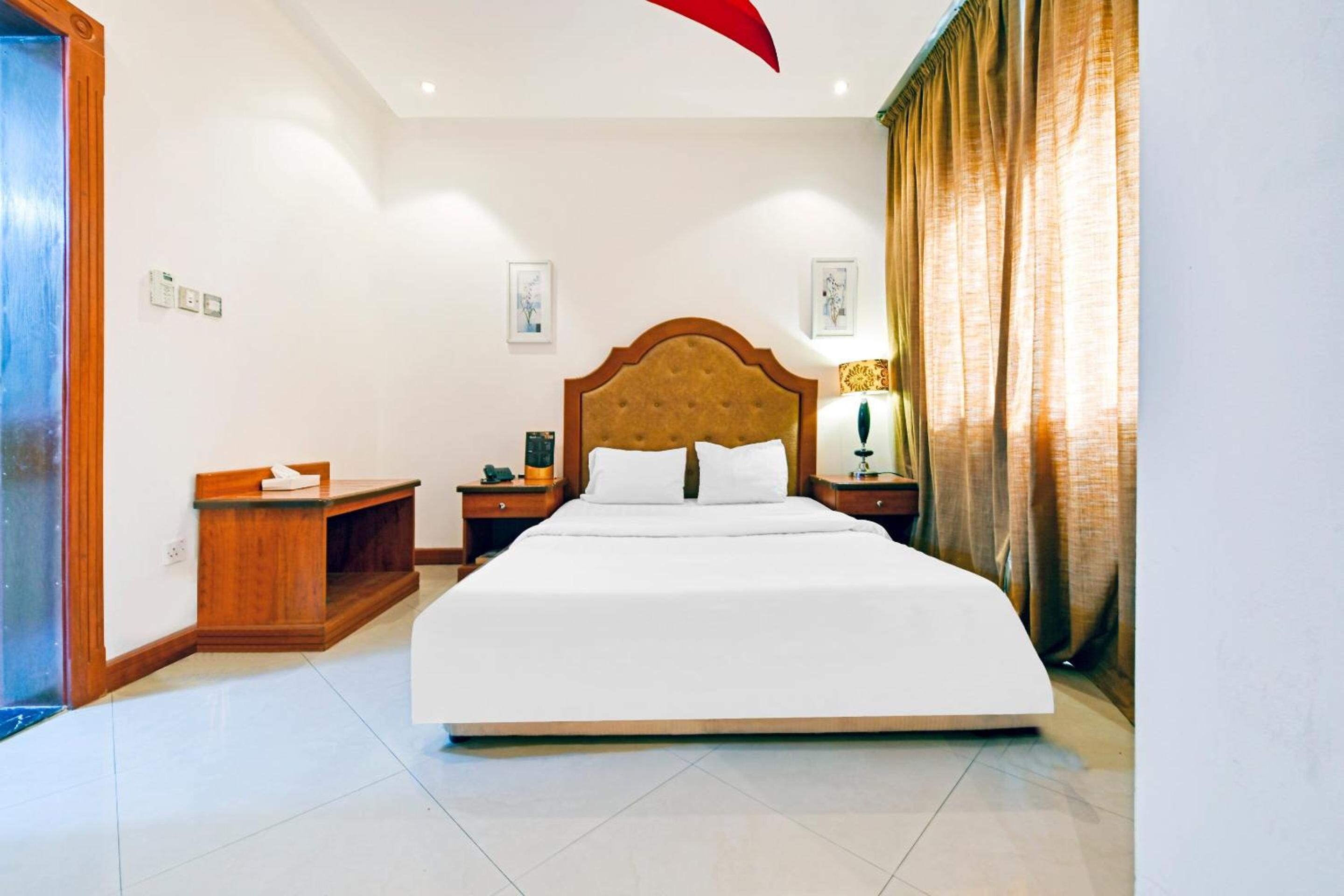Deluxe King Room - Photo 12