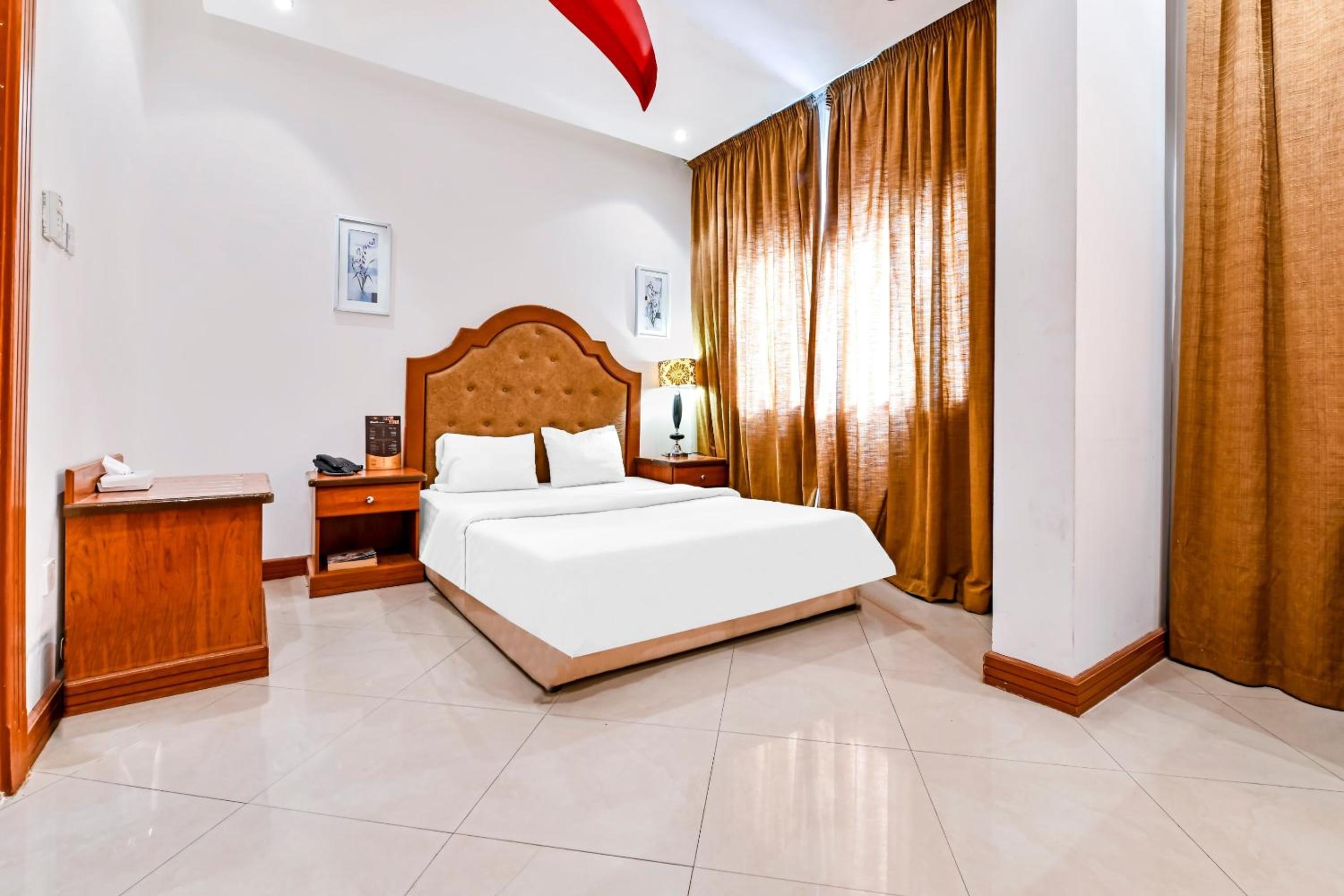 Deluxe King Room - Photo 11