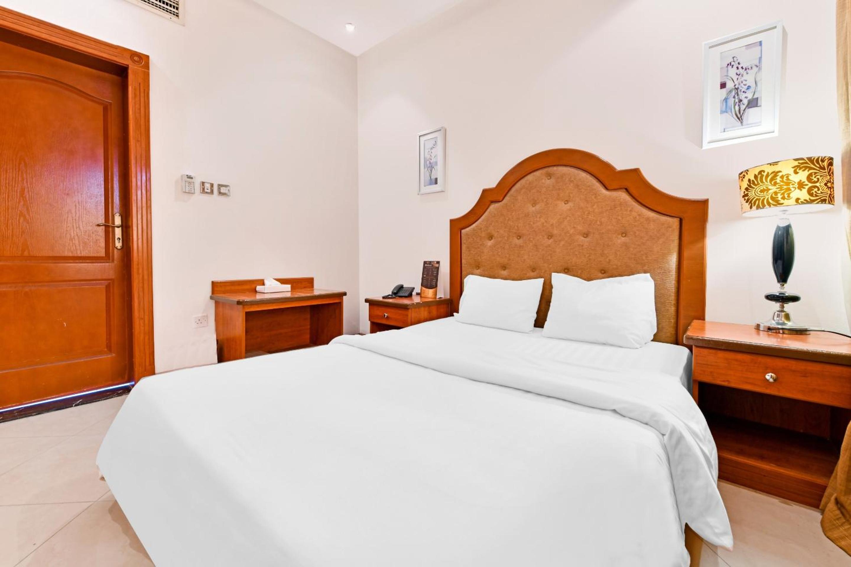 Deluxe King Room - Photo 18