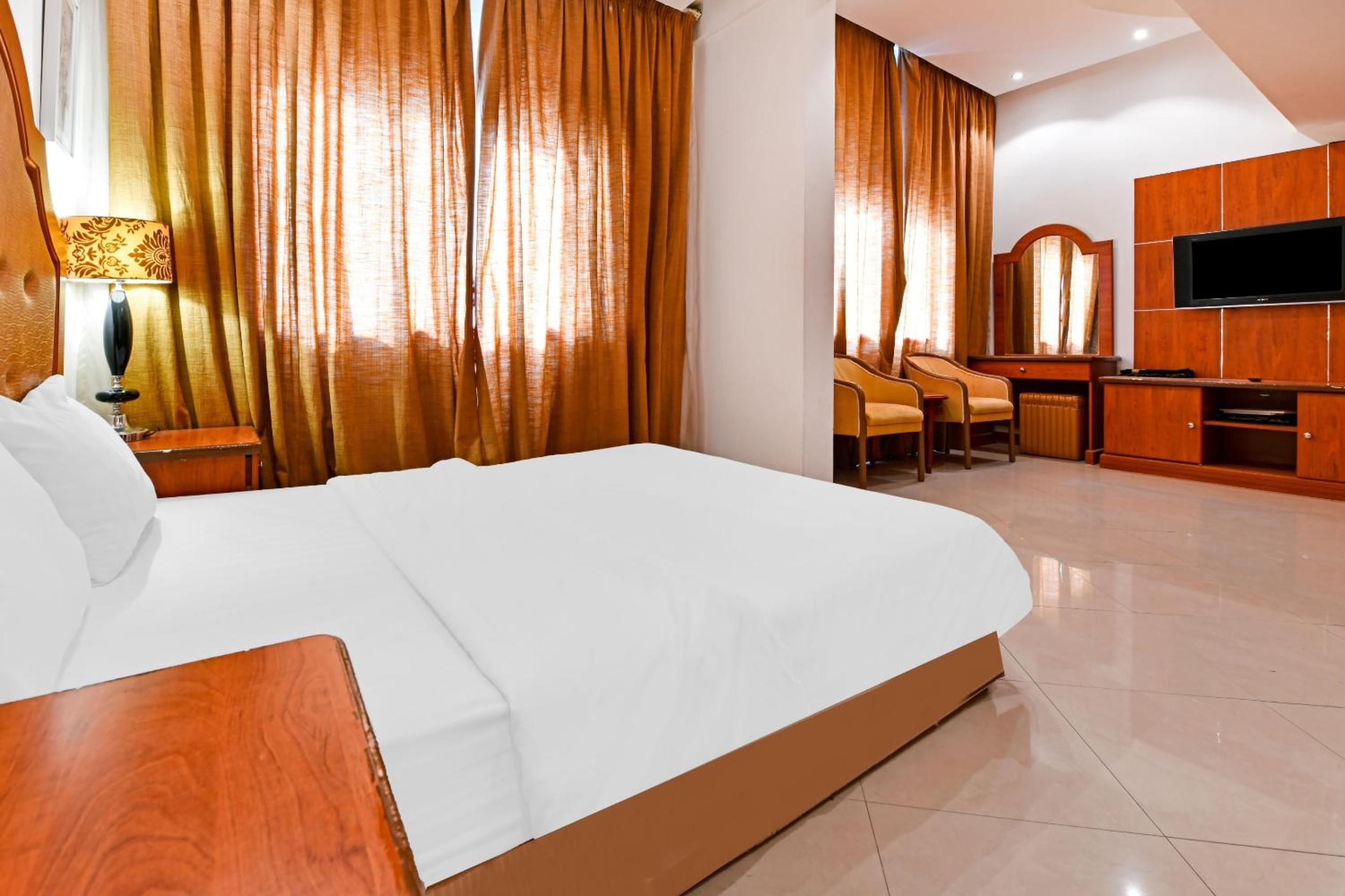 Deluxe King Room - Photo 19