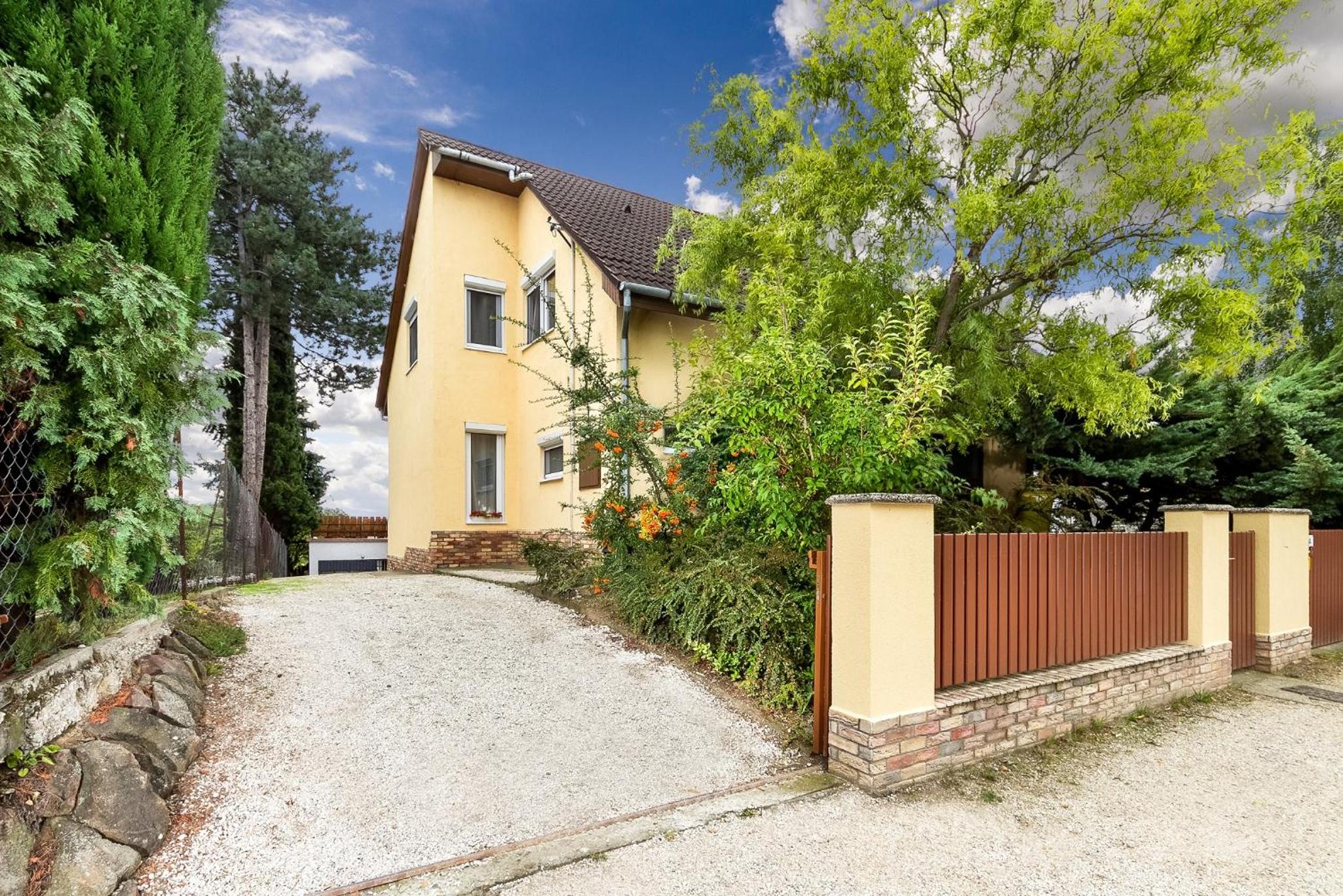 Five-Bedroom House photo 2