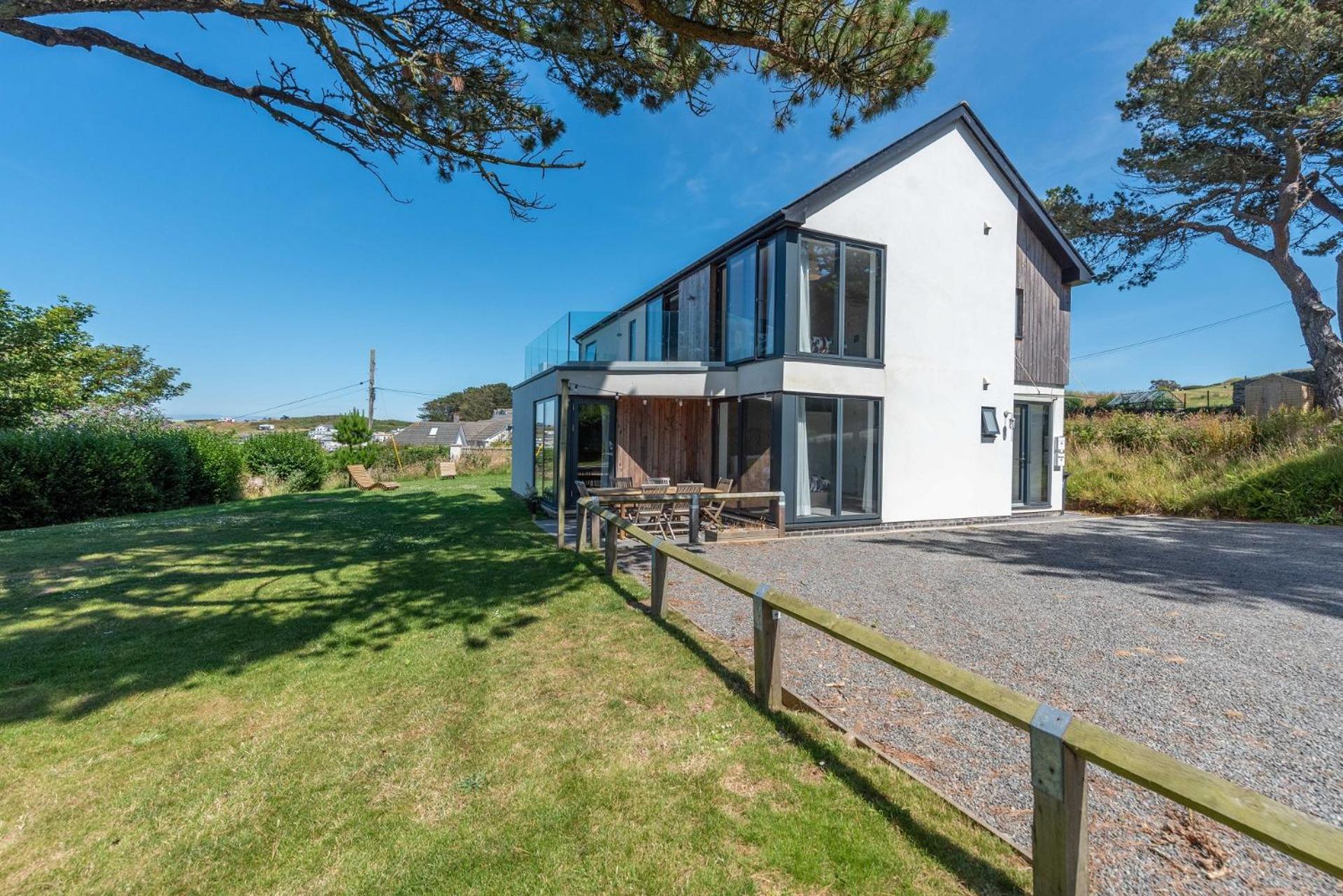 Six-Bedroom House photo 2