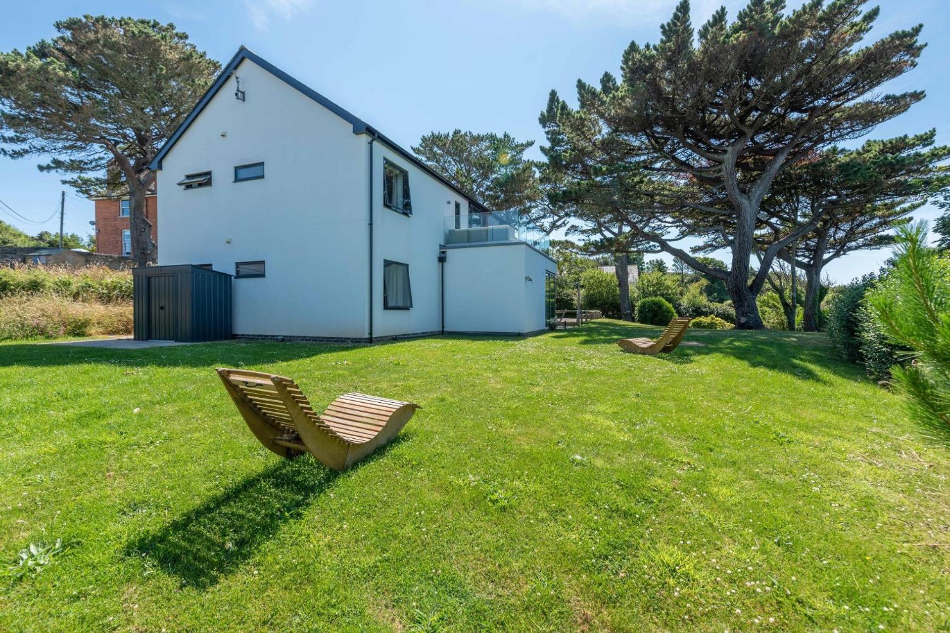 Six-Bedroom House photo 3