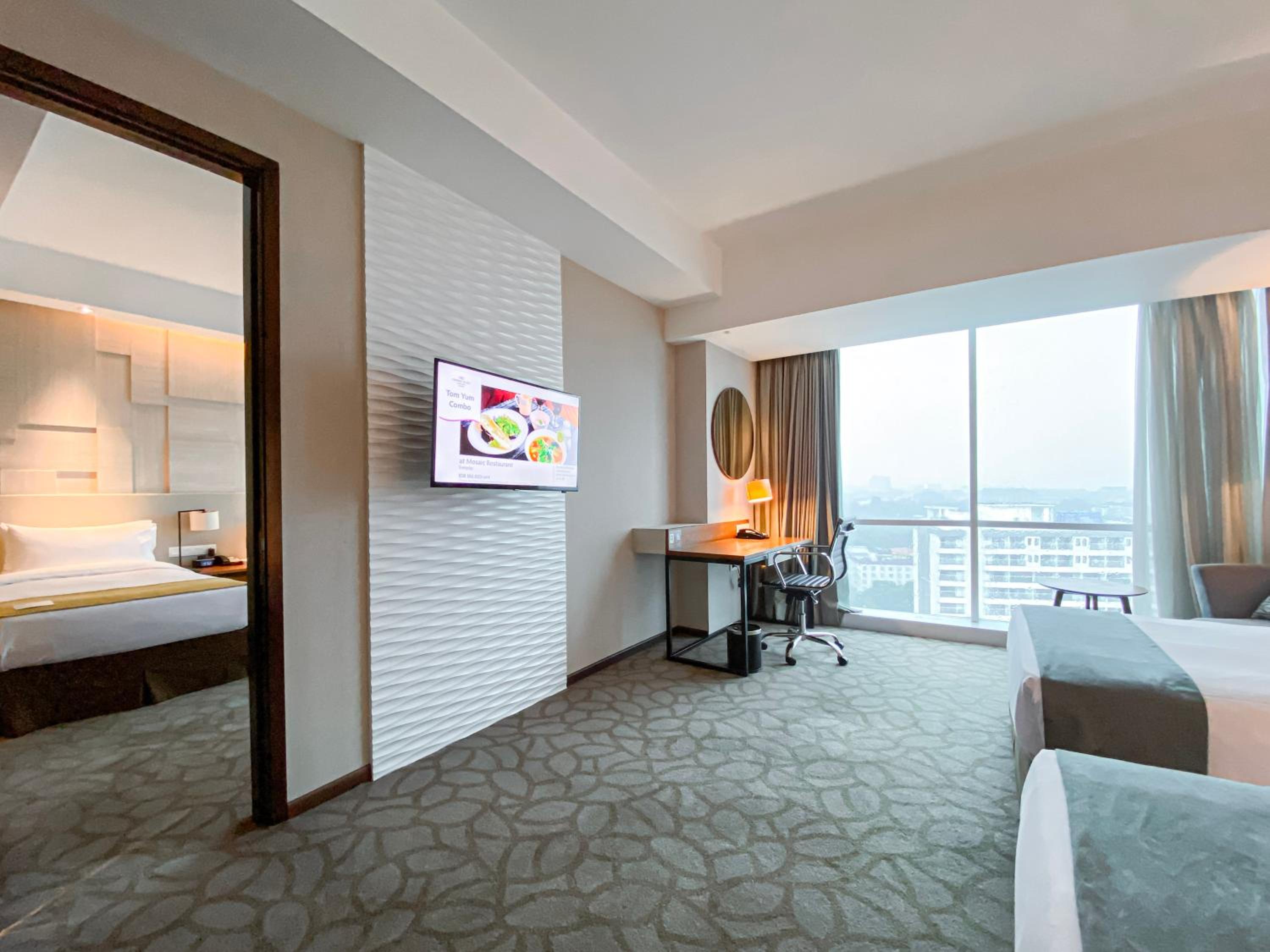 Standard Room with One Queen Bed and Two Single Beds photo 2