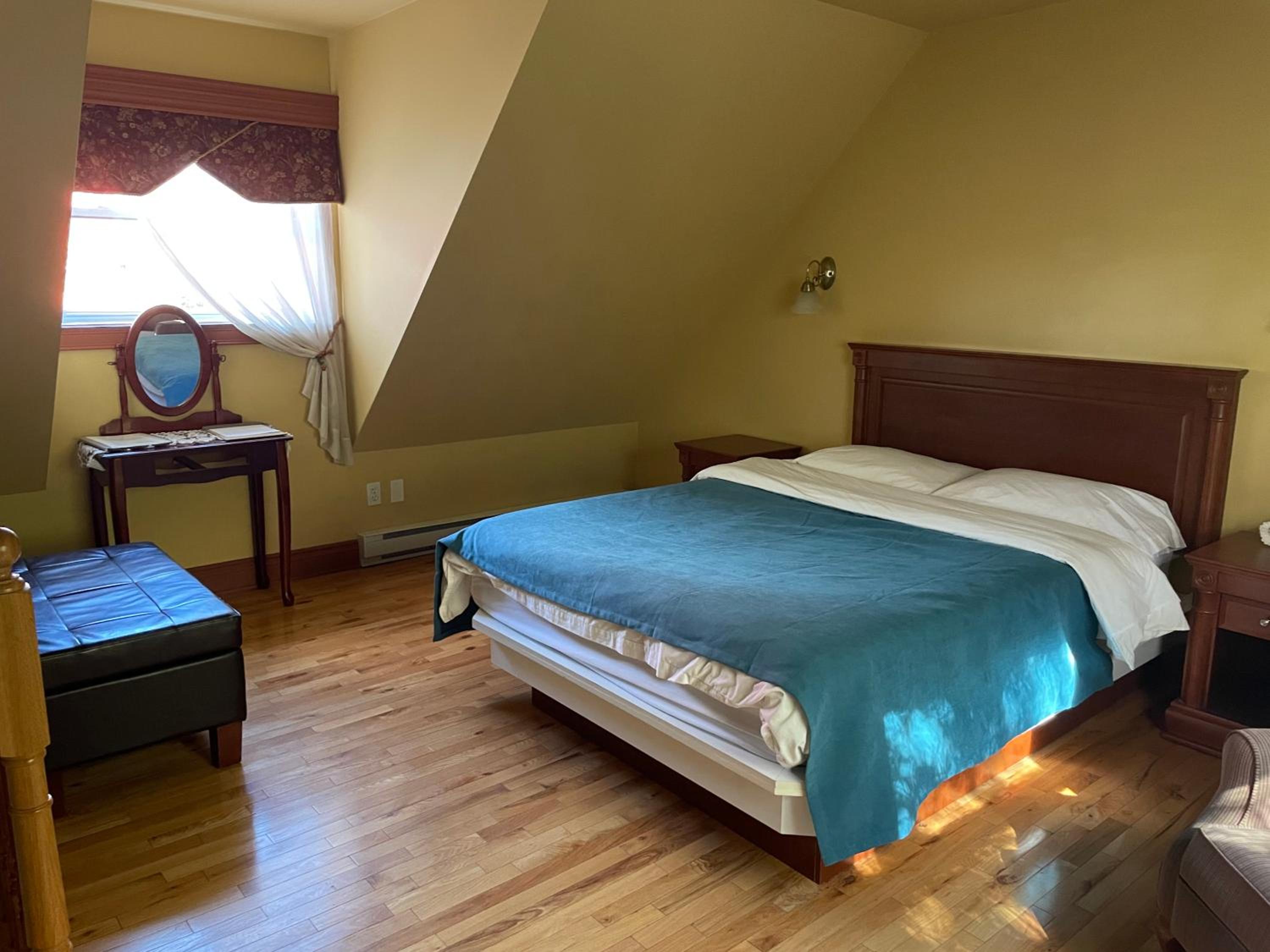 Deluxe Queen Room with Two Queen Beds photo 2