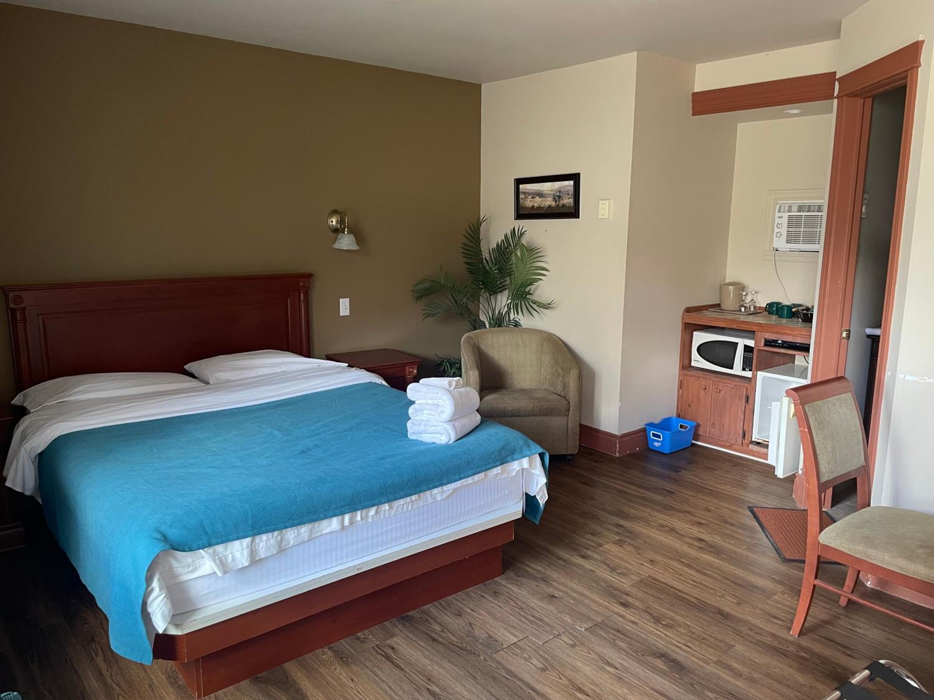 Deluxe Queen Room with Two Queen Beds photo 3