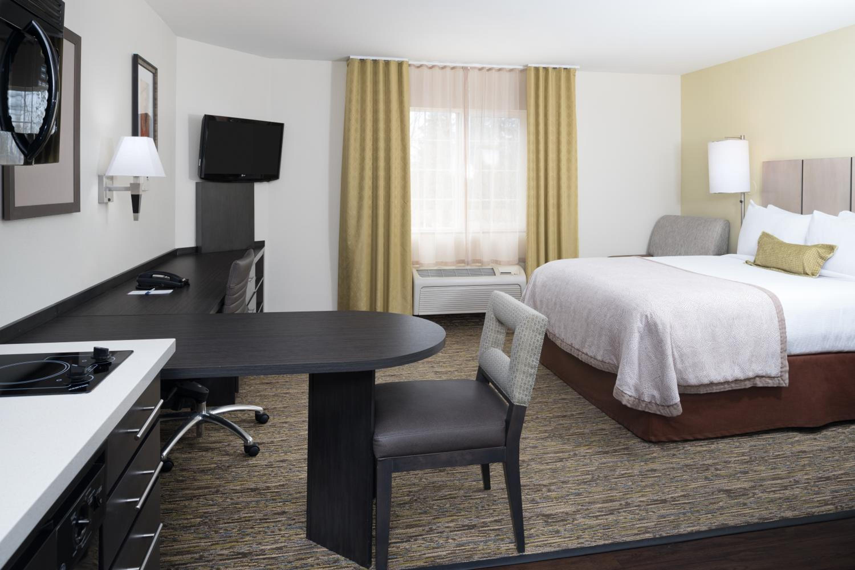 Queen Studio Suite - Photo 1