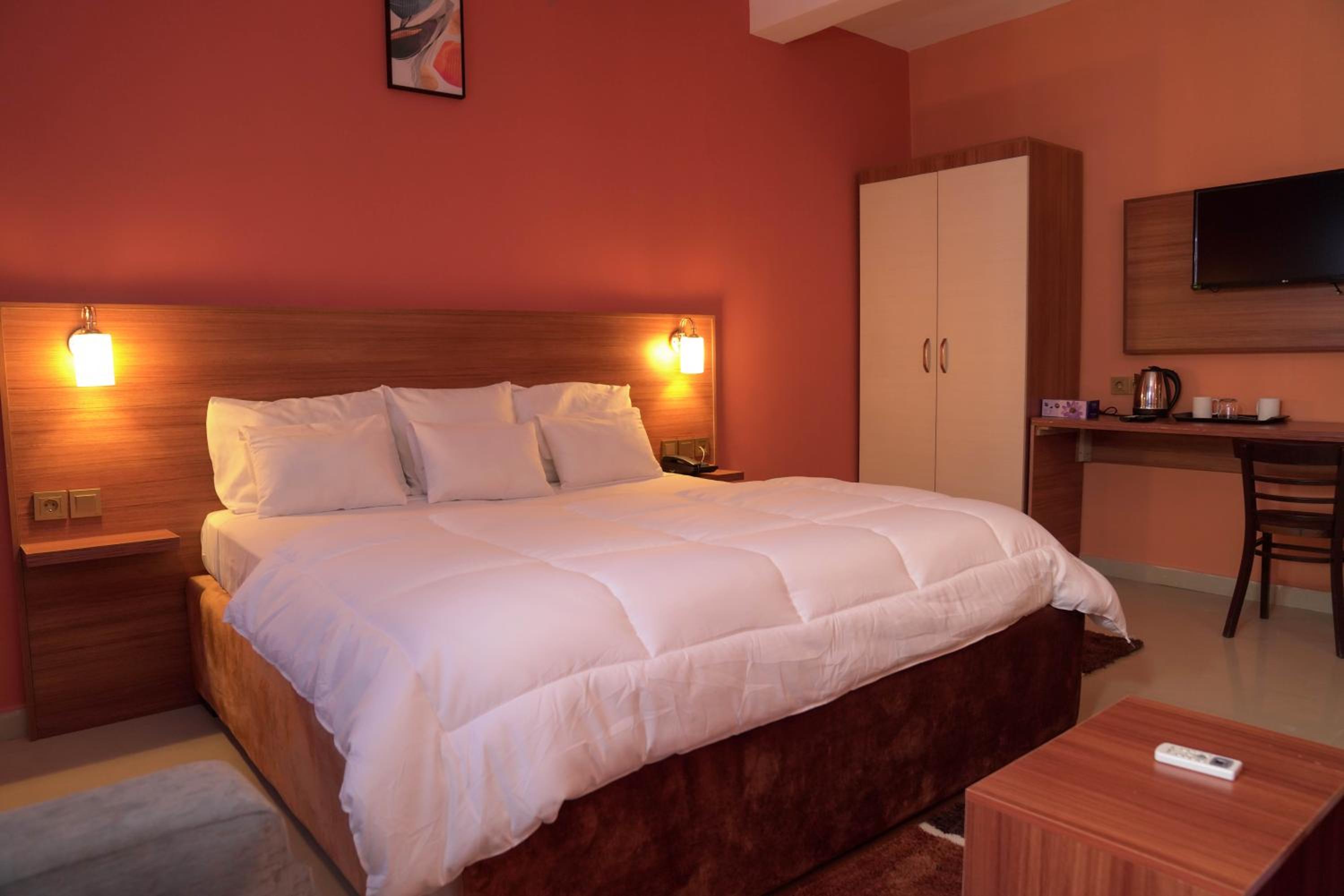 Deluxe Room (2 Adults + 1 Child)