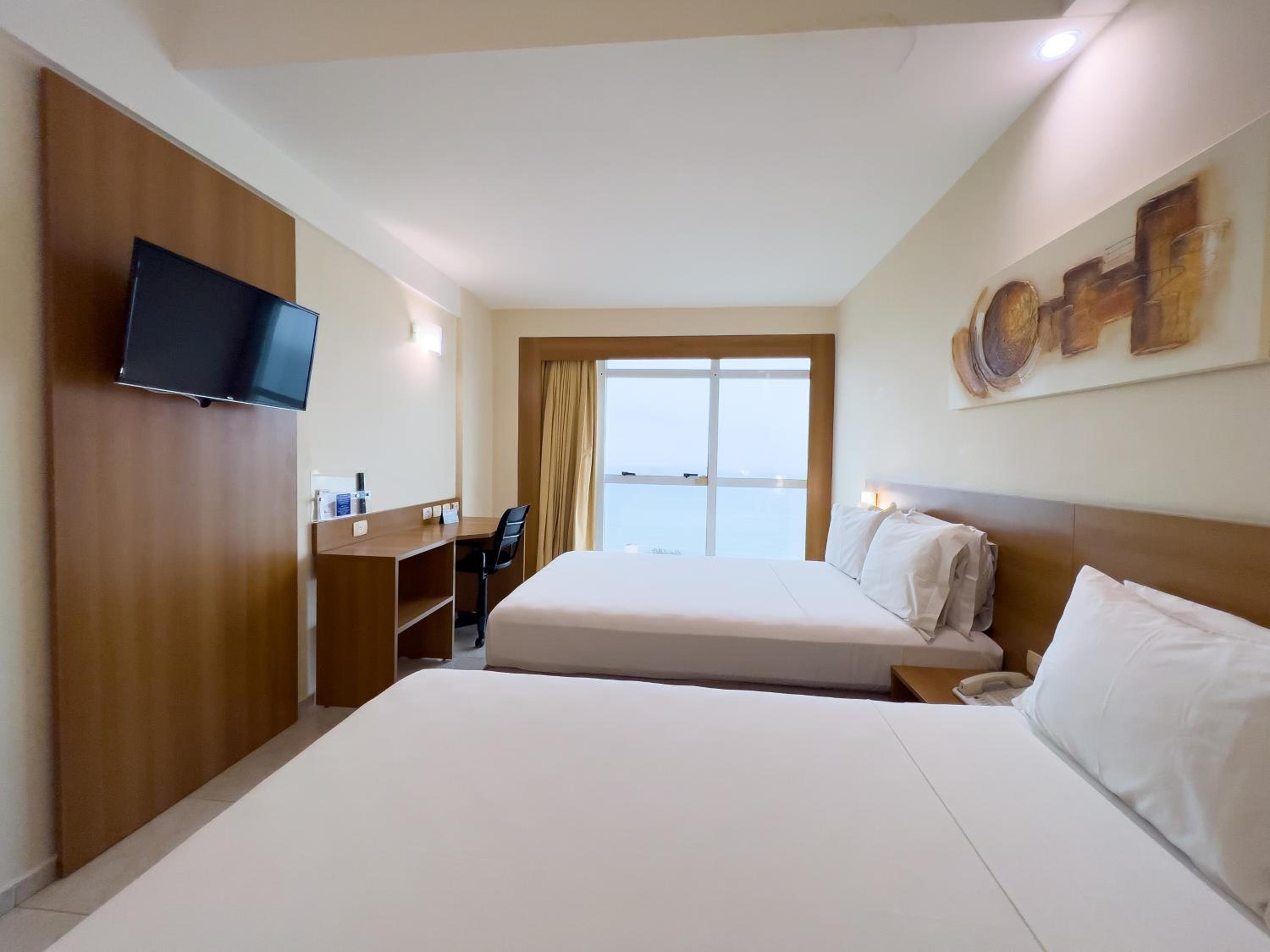 Superior Room with Two Double Beds and Sea View photo 3